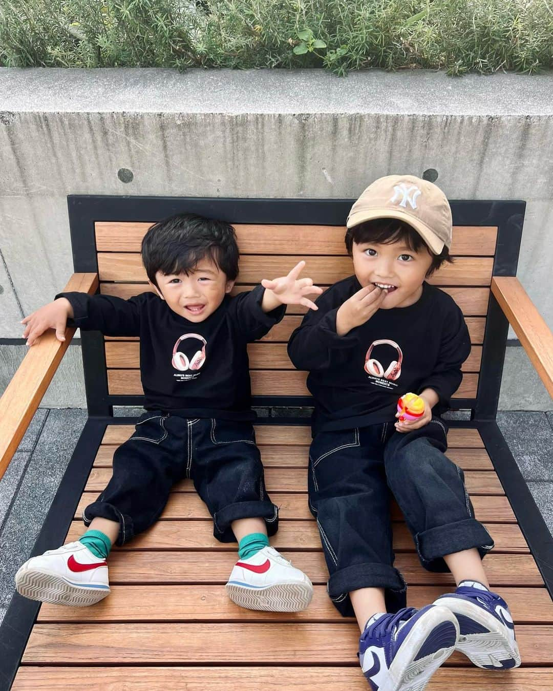 Ayaさんのインスタグラム写真 - (AyaInstagram)「昨日の息子ふたり👦🏻👦🏽 ブラックコーデだった日🖤  長男に変なキャンディー🍭💩 コンビニで買わされたんやけど 最初いらんいらん！😂とか 言ってたけど 子供ってよく落として泣くし まあ、これも有りだったな🤔  あと最近やたら😘しよう！と 言ってくる長男😍 これも今だけと思うと寂しいなー🥹  にしても2人連れてお出かけすると いつも以上に疲れるなぁ😮‍💨❤️  #兄弟#兄弟コーデ#1歳男の子#4歳男の子#男の子ママ #ブラックコーデ#zarakids#ザラキッズコーデ #プチプラキッズコーデ#3歳差兄弟#兄弟おそろコーデ」10月29日 14時03分 - aya__fit