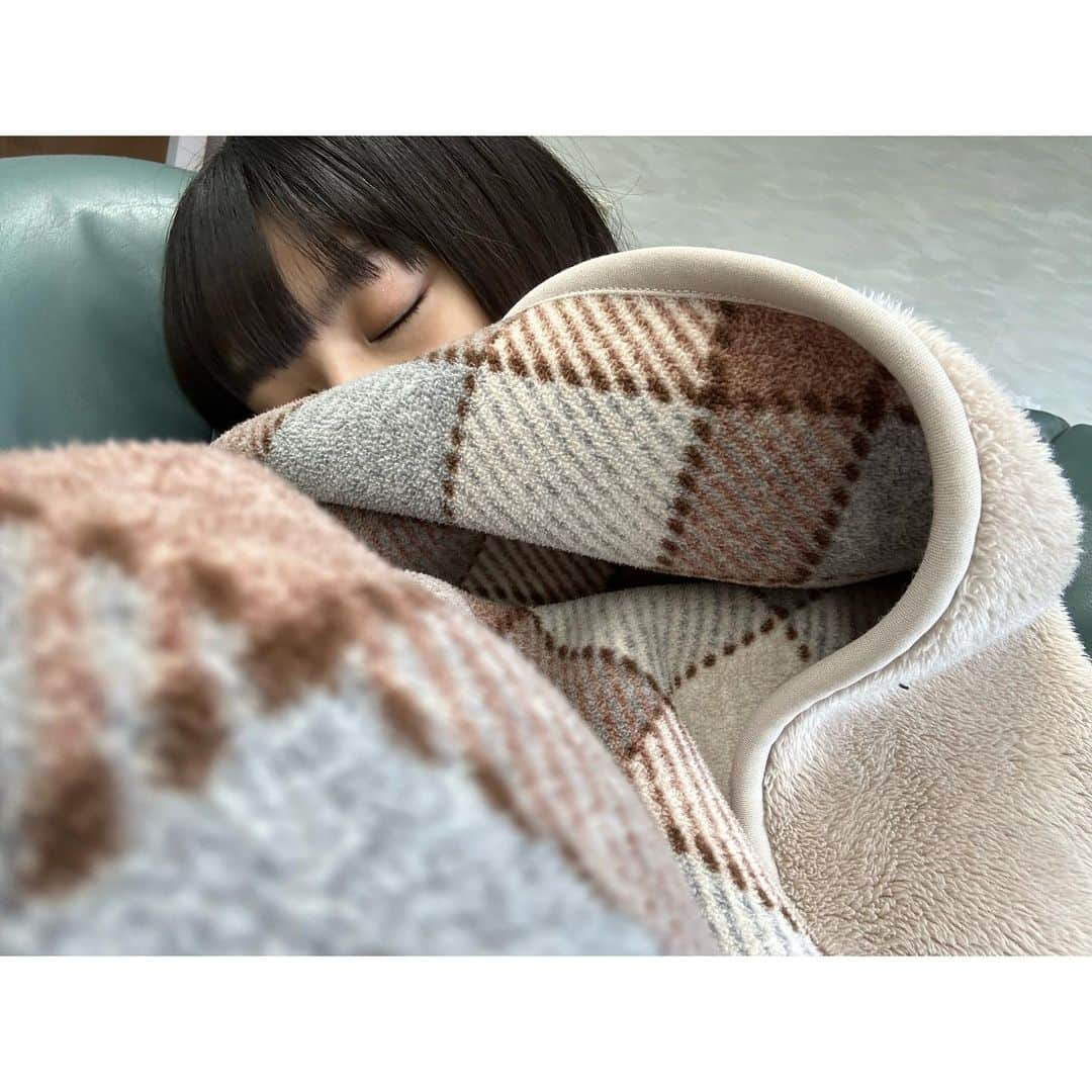 田中珠里さんのインスタグラム写真 - (田中珠里Instagram)「今しか着れないダウンベストをほぼ毎日着てて もう少し寒くなると絶対着れなくなるから 袖なしダウンを長く活用しゅるぞ。という今日この頃です。  少し前に新しい作品にクランクインしまして。 お楽しみにしていてくださいな☺︎」10月29日 14時04分 - shuritanaka_official