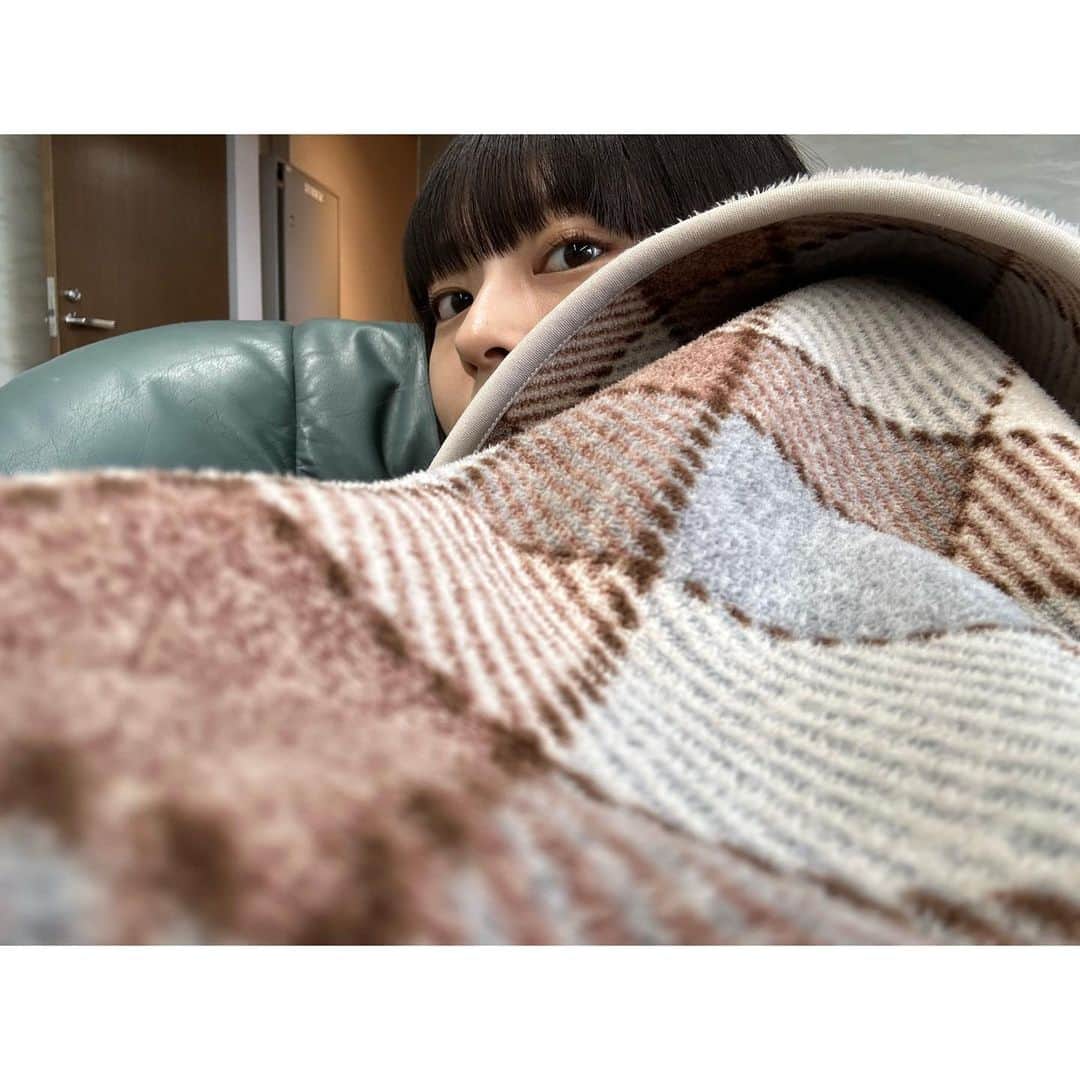 田中珠里さんのインスタグラム写真 - (田中珠里Instagram)「今しか着れないダウンベストをほぼ毎日着てて もう少し寒くなると絶対着れなくなるから 袖なしダウンを長く活用しゅるぞ。という今日この頃です。  少し前に新しい作品にクランクインしまして。 お楽しみにしていてくださいな☺︎」10月29日 14時04分 - shuritanaka_official