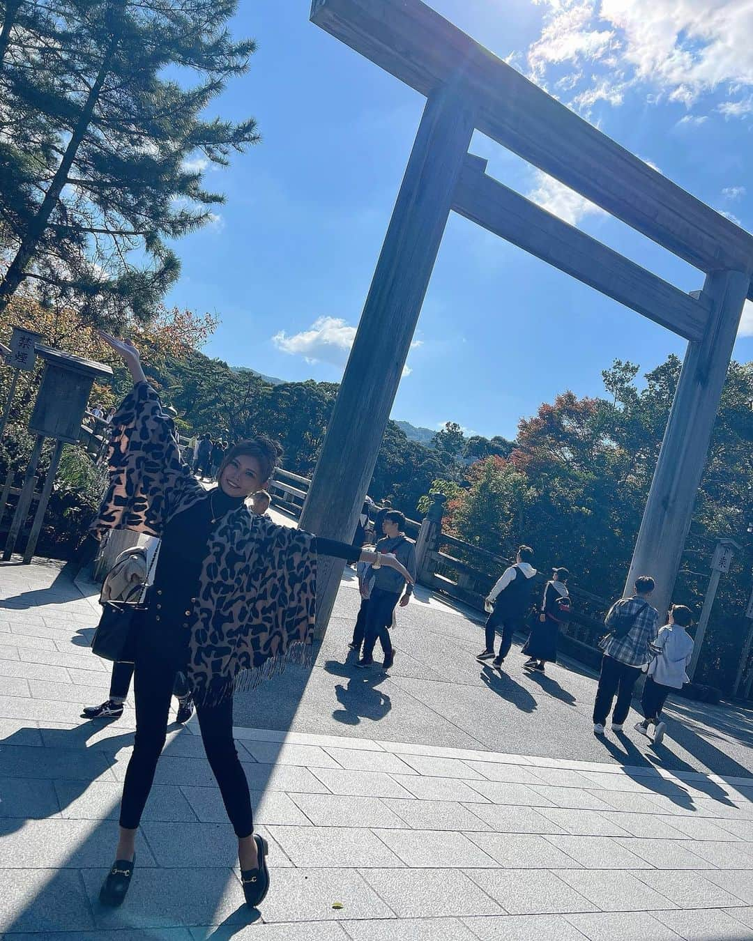 堀えりかさんのインスタグラム写真 - (堀えりかInstagram)「三重県観光❤️ 伊勢神宮行ったり食べ歩きしたり海の方もいったり 自然を沢山感じてパワーチャージ✊✨ 美味しい物もたーくさん食べた😋💕 海鮮沢山幸せすぎた〜🐟🐟🐟  #三重県 #三重観光 #伊勢神宮 #三重グルメ #食べ歩き #おかげ横丁 #海女小屋 #海女小屋相差かまど #鳥羽 #鳥羽展望台」10月29日 14時07分 - xerikax143