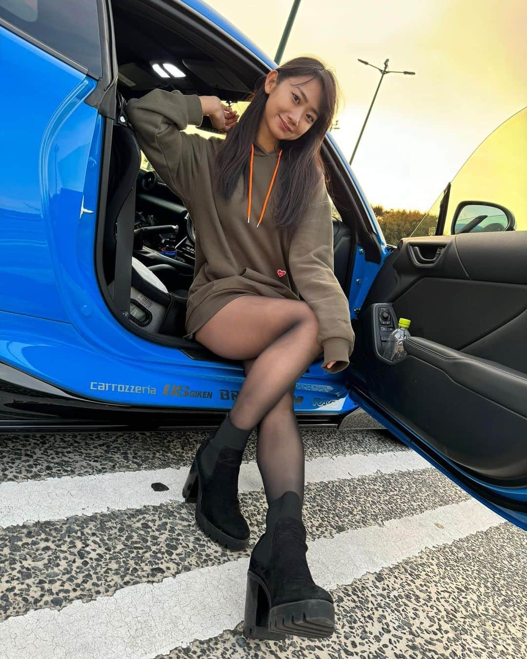 相沢菜々子のインスタグラム：「遅ればせながら、 「#HKS PREMIUM TRACK DAY」ありがとうございました🫶🏻🫧 イベントでの富士スピードウェイ！  86/BRZやアバルト、スープラなど、 チューニングも三者三様なマシンが並び 走行する景色は圧巻でしたし、私自身もとても楽しめました！  改めて50周年おめでとうございます👏 また来年もいけますように！  #ハチロク #hkspremiumday」