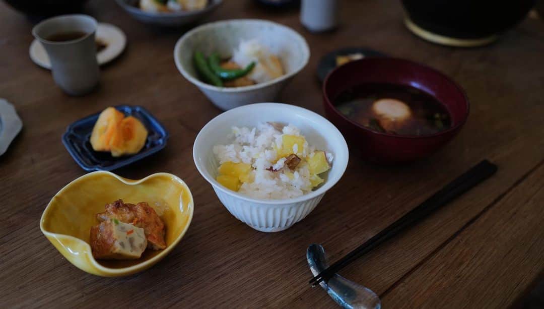 黒沢祐子さんのインスタグラム写真 - (黒沢祐子Instagram)「湯気でぼやっとしていますが 炊き立てのさつまいもごはん🍠  3週間前にいただいたさつまいも その時はあまり甘くなくて寝かせたら甘くなってた！ 炊く時にお塩 炊き上がったら日本酒をひとふりして蒸らすと風味がよい  今朝は寒い雨で湯気あるものが食べたくて さつまいもごはんと揚げ出し豆腐が主役で冷蔵庫片付け Sunday brunchでした😚  ⚫︎さつまいもごはん🍠 ⚫︎揚げ出し豆腐 ⚫︎春菊の芯と卵のお味噌汁 ⚫︎焼き茄子 ⚫︎さつま揚げ ⚫︎柿  金曜日塩分多めの食事とアルコールで昨日の胃は絶不調 手作りの身体に優しいごはんが沁みた そして秋食材って最高😋  #life #鎌倉暮らし #おうちごはん #さつまいもご飯  #🍠 #揚げ出し豆腐」10月29日 14時26分 - yukowedding
