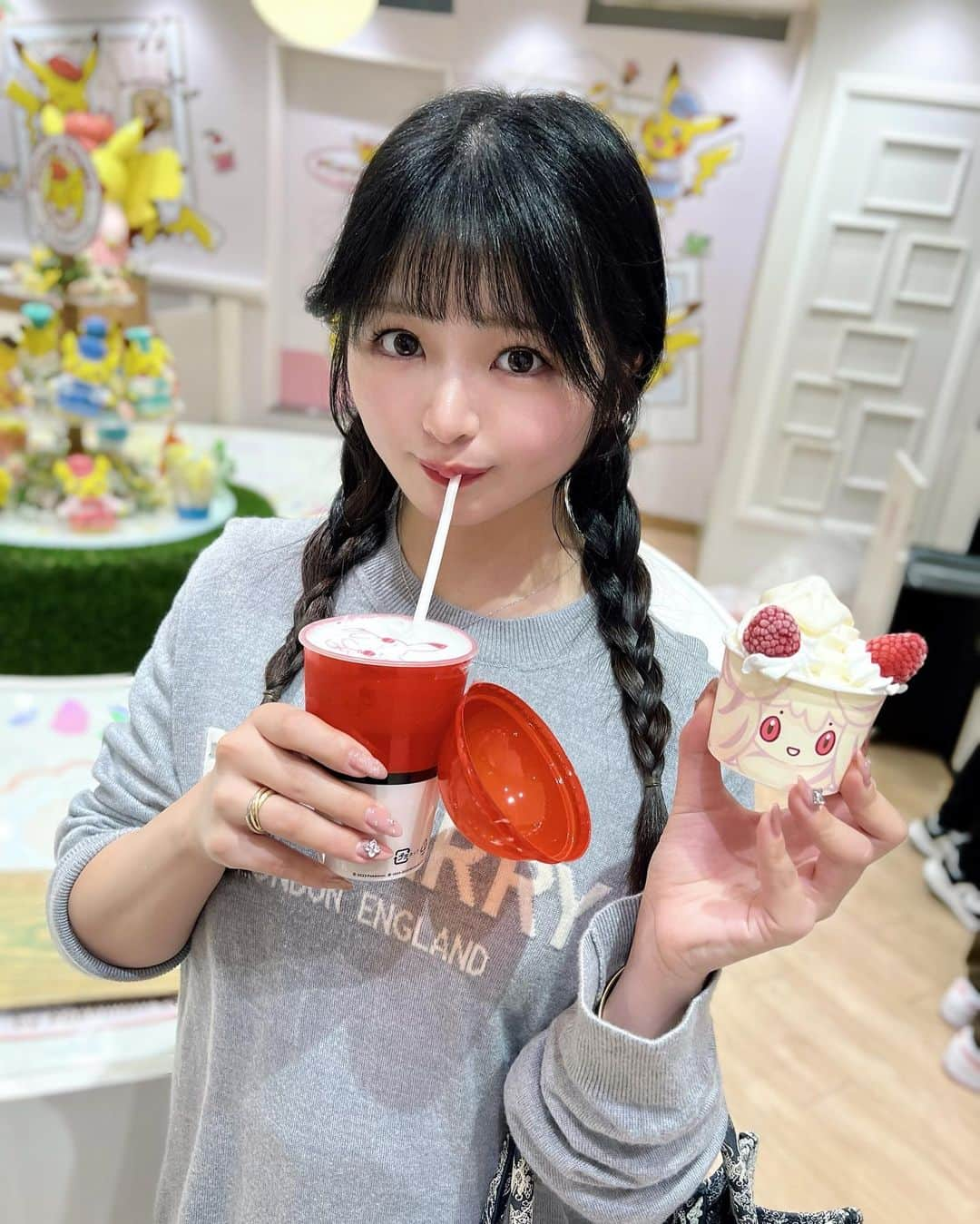 石原めるのインスタグラム：「. ピカチュウもマホイップも、美味しかった。⚡🍓🫖🩷 . . .」