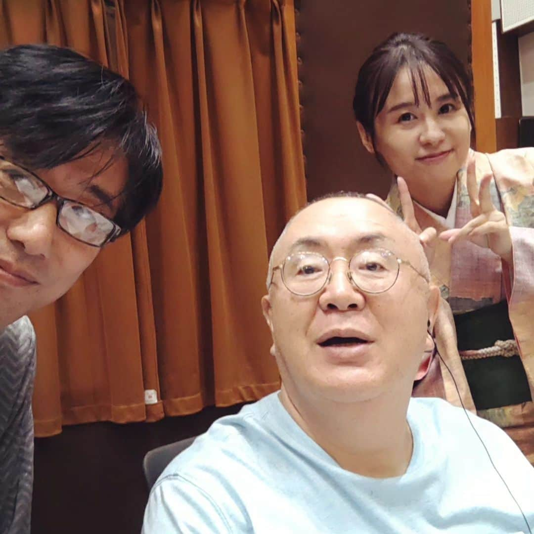 川久保秀一のインスタグラム：「夕方4時05分からは #NHKラジオ第1 「 #DJ日本史 」。テーマは「戦を生き抜く、スゴイ知恵」。 様々なアイデアでピンチを切り抜けた話。 野球少年時代の松村さんは、肩の弱さを隠すための秘策があったとか…😋  https://www.nhk.jp/p/dj-nihonshi/rs/4NX86G1VJ9/  #松村邦洋 #堀口茉純」