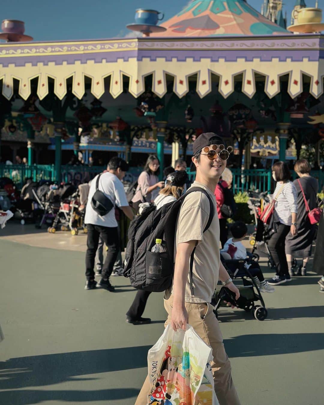 璇璇さんのインスタグラム写真 - (璇璇Instagram)「東京迪士尼TokyoDisneyland —2023.10.24  來迪士尼一直都是我必做清單之一， 只是有了孩子以後遲遲沒有完成， 家人朋友鼓勵我才慢慢放心出遠門， 剛回到台灣趁記憶猶新的時候， 來分享一下我的東京迪士尼初體驗， 海洋部分我過幾天再來分享。  出發前已經把小紅書攻略翻透， 把App「DisneyResort」下載好也買好票， 結果出發前一刻我突然發現！ 好像不用玩得那麼「認真」這樣太累， 我是去拍照和感受氣氛的不要那麼緊張哈哈， 把這次我最期待的城堡照拍完以後， 我就完全跟著香先生在走沒管攻略～  10月是迪士尼萬聖節特別月， 只有這個月可以Cosplay迪士尼角色！！ （真的超多厲害的人裝扮太強了） 9點開園我們8點多到已經排超長的隊， 提醒你們DPA快速通關可以的話一定要買， 不然遊樂設施真的會排到天荒地老很痛苦的， 但DPA不能提前買只能進到園區才能買， 一進園區就可以趕快打開App買一下， 買好一個遊戲另一個遊戲要相隔一個小時， 所以可以先穿插一些不用等太久的， 或是吃吃東西看看秀走馬看花的， 如果你發現自己的信用卡不能買DPA的話， 就去旅客服務中心買就可以了！ （刷卡或是付現都可以，也有會中文的人）  這次得感謝溫昂給力領隊， 我幾乎腦子空空的跟他走來走去， 他自己扛著大包小包去搞定大小事， 但一天遊樂設施玩超多個有再累🤣 （所以迪士尼海洋我們就學乖了） 太空山衝刺到我眼淚狂噴哈哈， 整個很暗也不知道是不是因為我把眼睛閉起來， 反正就衝超快太可怕了然後就回原點。 陸地我最喜歡的就是美女與野獸， 這個記得要買DPA才行～ 坐著大型咖啡杯體驗這個童話故事情節， 氛圍真的是太好了好喜歡， 看到野獸變成王子和貝兒相擁我整個熱淚盈眶， 中間穿插幾個小遊戲也都滿好玩， 最後一個是怪獸電力公司， 沒有買到DPA排超級久….. 玩到時腿已經快廢掉哈哈～ 到晚上看花車遊行都快眼神渙散🤣  城堡拍照時間早上拍我覺得光很硬太逆光， 我建議下午4點後的陽光比較溫柔好看， 可以走到城堡的右側白色小橋上， 位置滿好不會拍到很多人真的很出片！ 我那天至少幫十幾對情侶、親子拍照， 我跟香先生說我好像可以在那擺攤哈哈～ 那天在橋上我很雞婆說最多的一句話就是： 需要我幫忙嗎？哈哈哈哈哈哈哈哈 看到他們很滿意的樣子我也很有成就感～  迪士尼海洋過兩天再來分享🤍  -  這次特別請Yoyo幫我做了個亮晶晶米奇頭！好喜歡🤍 @lepure_nailsalon  #tokyodisneyland #東京迪士尼」10月29日 14時26分 - xuanxuantw