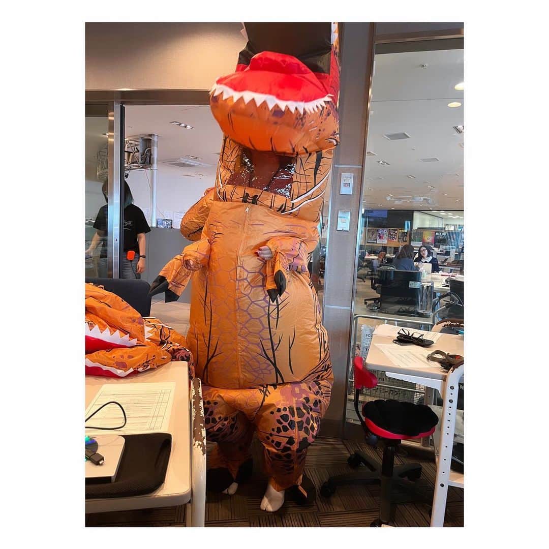 阿部洋子さんのインスタグラム写真 - (阿部洋子Instagram)「🦖🦕⋆͛  空気入れると、恐竜に！  📸1 左側あたす  📸3＆4 🦖なりかけ  📸5 右から2番目があたす👣  #halloween  #radio  #jwave  #allgood813」10月29日 14時22分 - hirocoring