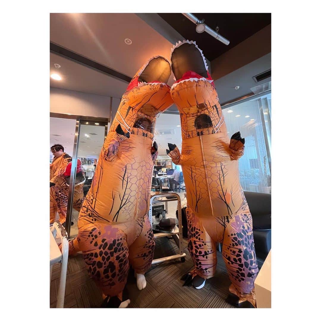 阿部洋子のインスタグラム：「🦖🦕⋆͛  空気入れると、恐竜に！  📸1 左側あたす  📸3＆4 🦖なりかけ  📸5 右から2番目があたす👣  #halloween  #radio  #jwave  #allgood813」