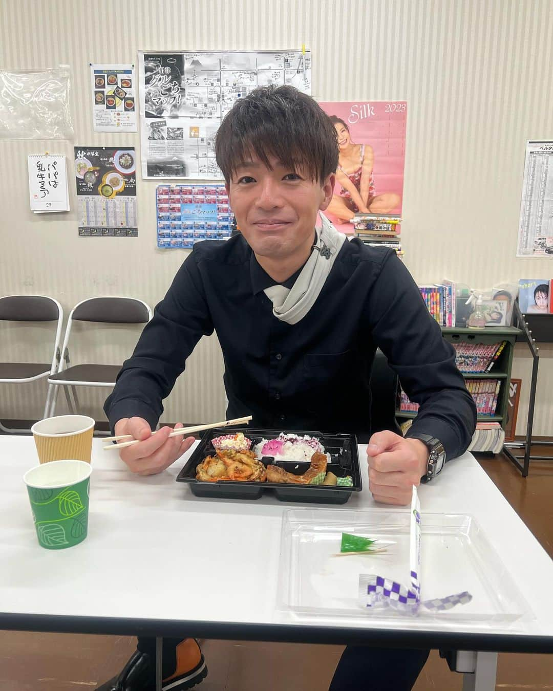 辻井亮平のインスタグラム：「食事や歯磨きの際。  タイピンはこう使え。  確実に汚れへんから。  #撮影 #大自然ロジャー #色んな角度から撮り過ぎ #1枚でよかってん #せっかくやし載せるけど #山さん」