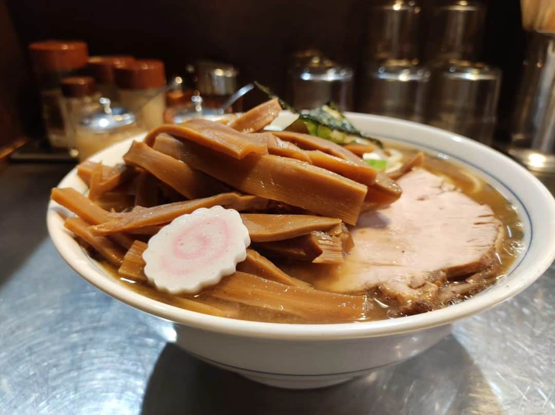 つけMen野郎のインスタグラム：「メンマラーメン 滝野川 大勝軒 日曜ワークで池袋だったので近場の滝野川大勝軒。前回がコロナ前の2019年にもりそば食べた以来。次はラーメンにしようと思っていたことを思い出す。ド甘なスープはラーメンも変わらず。この手のメンマ好きだからと、トッピングしたけどすごいボリューム。これまた甘仕様なのでおいしいけどハードに感じる。麺量もかなりのもので昨夜食べ過ぎた胃袋にはなかなかキツかった。けどうまかった。」