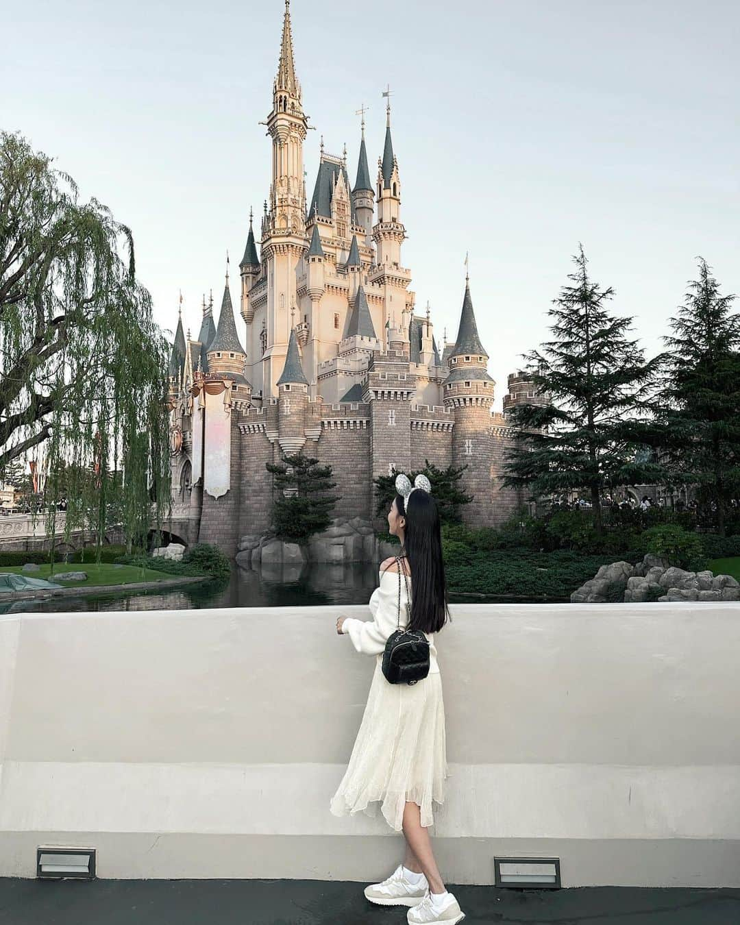 璇璇のインスタグラム：「東京迪士尼TokyoDisneyland —2023.10.24  來迪士尼一直都是我必做清單之一， 只是有了孩子以後遲遲沒有完成， 家人朋友鼓勵我才慢慢放心出遠門， 剛回到台灣趁記憶猶新的時候， 來分享一下我的東京迪士尼初體驗， 海洋部分我過幾天再來分享。  出發前已經把小紅書攻略翻透， 把App「DisneyResort」下載好也買好票， 結果出發前一刻我突然發現！ 好像不用玩得那麼「認真」這樣太累， 我是去拍照和感受氣氛的不要那麼緊張哈哈， 把這次我最期待的城堡照拍完以後， 我就完全跟著香先生在走沒管攻略～  10月是迪士尼萬聖節特別月， 只有這個月可以Cosplay迪士尼角色！！ （真的超多厲害的人裝扮太強了） 9點開園我們8點多到已經排超長的隊， 提醒你們DPA快速通關可以的話一定要買， 不然遊樂設施真的會排到天荒地老很痛苦的， 但DPA不能提前買只能進到園區才能買， 一進園區就可以趕快打開App買一下， 買好一個遊戲另一個遊戲要相隔一個小時， 所以可以先穿插一些不用等太久的， 或是吃吃東西看看秀走馬看花的， 如果你發現自己的信用卡不能買DPA的話， 就去旅客服務中心買就可以了！ （刷卡或是付現都可以，也有會中文的人）  這次得感謝溫昂給力領隊， 我幾乎腦子空空的跟他走來走去， 他自己扛著大包小包去搞定大小事， 但一天遊樂設施玩超多個有再累🤣 （所以迪士尼海洋我們就學乖了） 太空山衝刺到我眼淚狂噴哈哈， 整個很暗也不知道是不是因為我把眼睛閉起來， 反正就衝超快太可怕了然後就回原點。 陸地我最喜歡的就是美女與野獸， 這個記得要買DPA才行～ 坐著大型咖啡杯體驗這個童話故事情節， 氛圍真的是太好了好喜歡， 看到野獸變成王子和貝兒相擁我整個熱淚盈眶， 中間穿插幾個小遊戲也都滿好玩， 最後一個是怪獸電力公司， 沒有買到DPA排超級久….. 玩到時腿已經快廢掉哈哈～ 到晚上看花車遊行都快眼神渙散🤣  城堡拍照時間早上拍我覺得光很硬太逆光， 我建議下午4點後的陽光比較溫柔好看， 可以走到城堡的右側白色小橋上， 位置滿好不會拍到很多人真的很出片！ 我那天至少幫十幾對情侶、親子拍照， 我跟香先生說我好像可以在那擺攤哈哈～ 那天在橋上我很雞婆說最多的一句話就是： 需要我幫忙嗎？哈哈哈哈哈哈哈哈 看到他們很滿意的樣子我也很有成就感～  迪士尼海洋過兩天再來分享🤍  -  這次特別請Yoyo幫我做了個亮晶晶米奇頭！好喜歡🤍 @lepure_nailsalon  #tokyodisneyland #東京迪士尼」