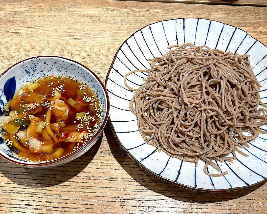 堀井亜生さんのインスタグラム写真 - (堀井亜生Instagram)「昼ごはんに肉つけ蕎麦を作りました。  蕎麦つゆの味は難しくて昔から試行錯誤ですが、茅乃舎の出汁に干し椎茸の出汁を合わせると簡単で本格的な味になります。  夜には近所のハロウィンに行く予定です🎃」10月29日 14時29分 - aoi_horii