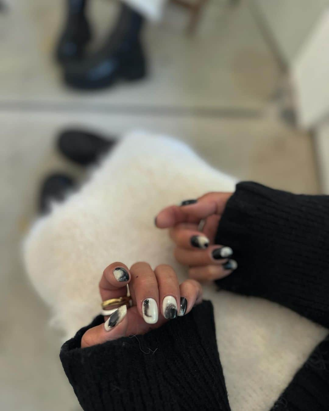 Erikaさんのインスタグラム写真 - (ErikaInstagram)「knitとか着るから 🧶  @inails__narumi  さん ニュアンスネイルの達人やから、 冬ネイルは めずらしく デザインネイル してもらった 🐑🖤  (長年の水仕事 での、シワシワはスルーしてね👵🏼 ←) narumiさんのネイルはほんとに 仕上がりが大好き。  形も 持ちもめちゃくちゃいいので、 オススメ。 阪急梅田 駅近で アクセスも便利 ← これ 大事  サロン 情報  @inailsgroup_   大阪府大阪市北区芝田１-10-10 芝田グランドビル8F 梅田/パラジェル/ 阪急梅田駅～5分/御堂筋梅田駅～7分/JR大阪駅～7分 近くにコインパーキング有[梅田］  #梅田ネイルサロン #大阪ネイルサロン #ニュアンスネイルデザイン」10月29日 14時33分 - 911erika