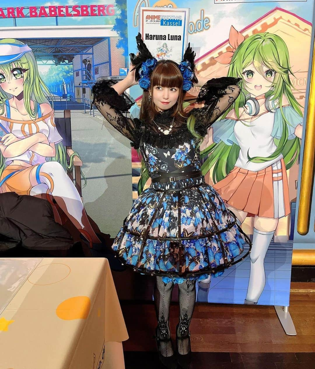 春奈るなのインスタグラム：「Anime Festival Kasselでのライブandサイン会！ 二日間ともとっても楽しかった🥰 音楽、アニメーションやカルチャーを通じて心が一つになる瞬間を何度も感じました✨  ライブではまさかのアンコールを頂き、みんなと一緒にOverflyを歌うことができました✨ 感激と幸せで胸がいっぱいです✨ Danke schön!🇩🇪💖」