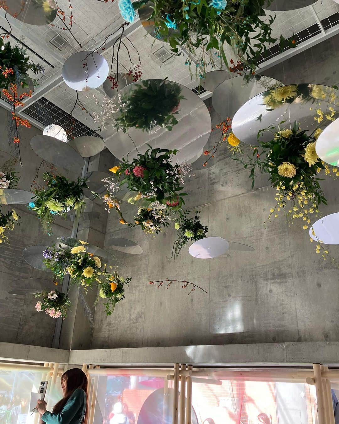のインスタグラム：「平野さんの時計の原宿のイベント。花と行けパフェと、ジョーゼットのカーテンが揺れてる」