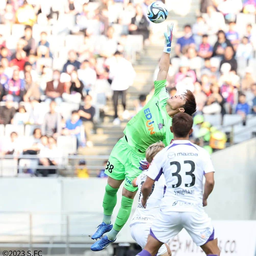 サンフレッチェ広島のインスタグラム：「. ⚽️明治安田生命J1リーグ第31節試合結果⚽️ FC東京🔵 1-2 🟣広島  "鬼門"突破！ 激闘は、加藤選手、そして満田選手のゴールで勝利！ 4位へ浮上し、更なる上位進出への足掛かりとなる一戦となりました。  次の試合は、11月11日（土）アウェイ・札幌戦です！ 連勝を目指して共に戦いましょう🔥  #sanfrecce | #ぶちあつ! | #FC東京広島」