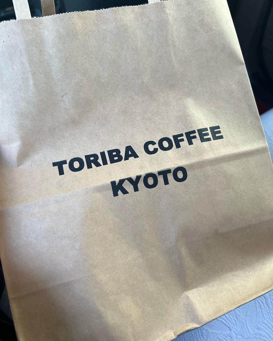 SHUUBIさんのインスタグラム写真 - (SHUUBIInstagram)「幼い頃からの友人が京都にお店をオープンしたとのことで行ってきました。@toriba_coffee_kyoto  コーヒー、めちゃ美味しかったです。（まじのやつ）お店もすごく可愛くて居心地よかったです。 あまり時間がなかったので、お土産にドリップコーヒー（最後の写真のもの）ゲットしました。 この秋は京都でゆっくりと極上のコーヒーを飲むのがいいですね🍁  次に行く時はもっとゆっくりしたいなぁ☺️ 京都にお住まいの方は是非行ってみてください☕️  @toriba_coffee_kyoto   #コーヒー #コーヒータイム #のんびり #ゆっくり #美味しい #幸せ #京都」10月29日 14時39分 - shuubihidemi