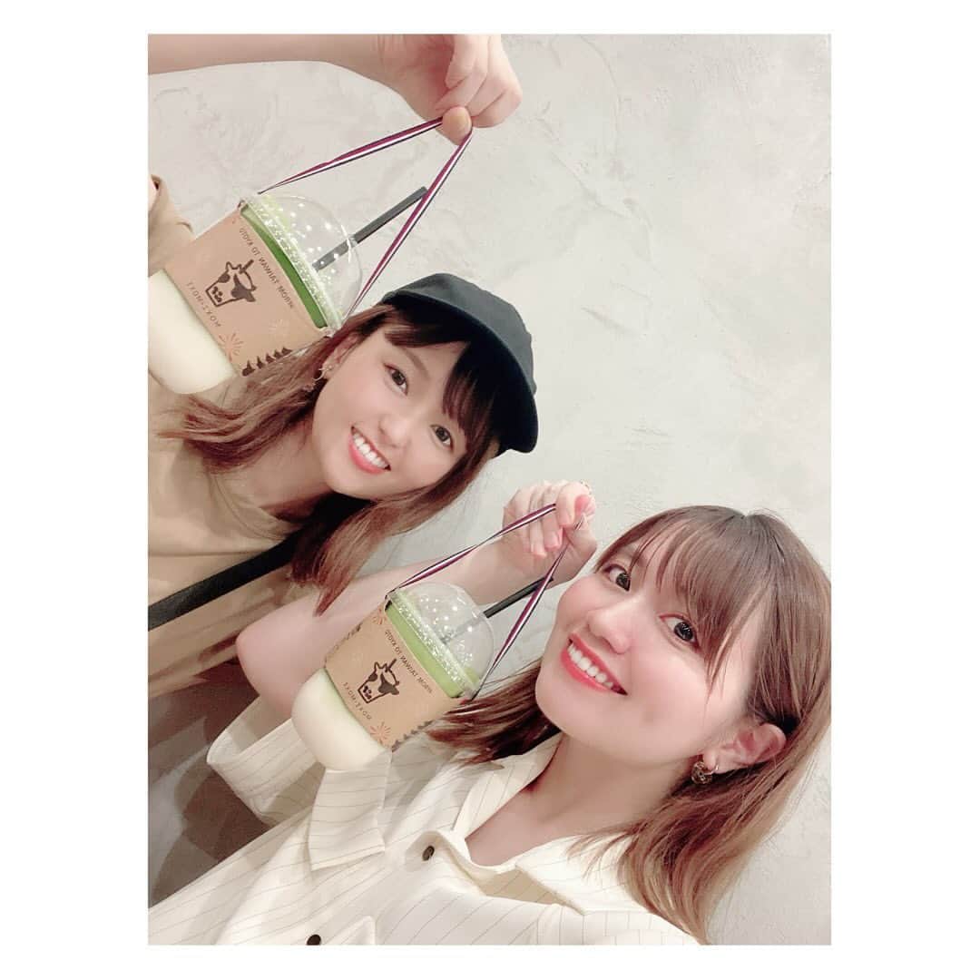 のぐちゆりのインスタグラム：「い、今更ですが…  ひとちゃんと京都行った時の一枚 牛可愛すぎだろ！ってテンション上がって入ったおしゃれお茶屋さん。(カフェ？) とにかく美味しいし可愛かったんだ。  #今更シリーズ #京都 #京まふ」