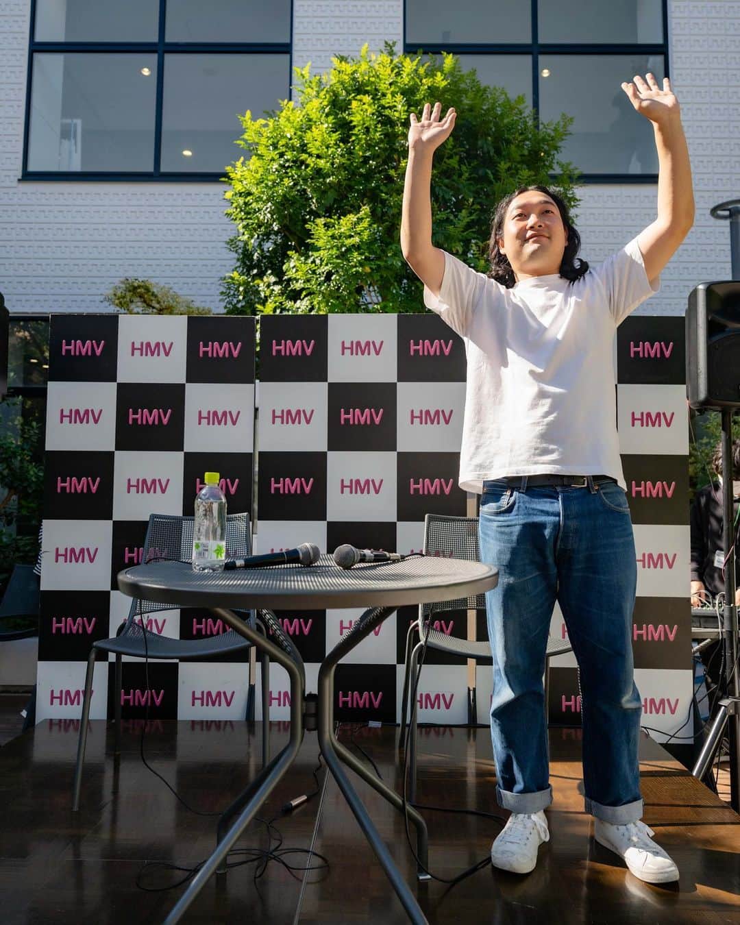 のインスタグラム：「HMV岡山！イオンモール岡山のイベント！ ありがとうございました！屋外でのイベントだったので天気が不安でしたが無事晴れて安心です！！みなさん本当ありがとうございますDVDを観てもらえるのがとても嬉しいのでぜひお願いします！今愛知に向かってますHMV栄でも皆様よろしくお願い致します！ ＿＿＿＿＿＿＿＿＿＿＿＿＿＿ イベント会場のあるエリアに猫カフェがありその窓に猫が出てきてくれて悶えていたら声をかけられて恥ずかしかった。せっかくの野外イベントで晴れたのにカメムシが僕らにとまって臭ハプニング起きた。」