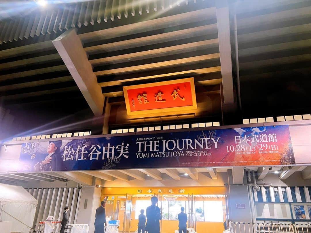 藤澤ノリマサのインスタグラム：「*  松任谷由実さんの『The Journey』コンサートを見に武道館に行ってきました。  初めて見る松任谷由実さんのコンサート。  ユーミンの楽曲、詩の世界観は唯一無二でパフォーマンスも最高に素晴らしかったです。  #藤澤ノリマサ  #fujisawanorimasa #松任谷由実 #ユーミン #50周年 #素敵だった #武道館 #ラスベガスの #ショーを見てる気がした  *」