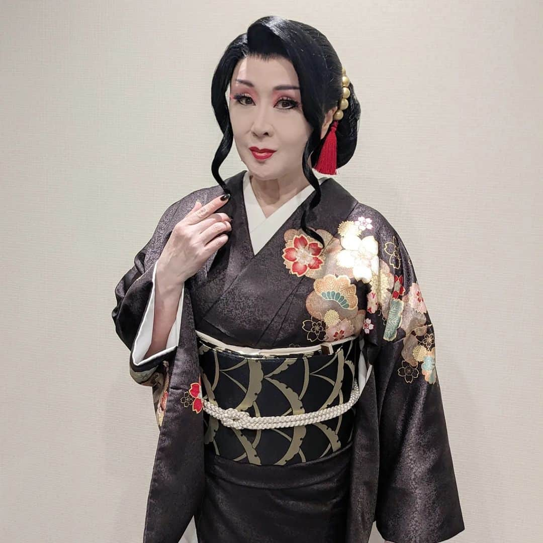 小林幸子さんのインスタグラム写真 - (小林幸子Instagram)「昨日は池袋ハロウィンコスプレフェス2023にアンバサダーとして、参加致しました‼️  今回私は✨鬼滅の刃　鬼舞辻無惨✨のコスプレをやりました‼️  かつらも着物も、今回のために作りました✨  どう？？似合ってますか？似てますか？  今回は10周年ということで、アンバサダーに就任し、セレモニーとパレード、そしてギャザリングにも参加しました😊  コスプレや仮装をしていると、地位や差別、年齢など、いろんなことが関係なく、みんなで楽しめます❤  高際区長、ドワンゴCCO横澤さん、サンシャインシティ合場社長、アニメイト専務丹羽さんなど偉い方々も仮装をすると、肩書がなくなります❤ 笑顔いっぱいのみんなて楽しむ、池袋ハロウィンコスプレフェス🎃　最高でした✨  みんなで、ゴミを拾ったり、ルールを守って楽しいハロウィン💕  これからもずっと続いて欲しいです！  来年はどんなコスプレしようかな😁😁😁 みんな、どんなのがいいと思う？？？  #sachikokobayashi  #小林幸子  #池袋ハロウィンコスプレフェス  #池ハロ  #アンバサダー  #コスプレ  #鬼滅の刃  #鬼舞辻無惨  #女無惨   #高際区長  @daisuke_yokosawa0812   着物👘 #きぬも  かつら🪭 #やまだかつら   ありがとうございました！」10月29日 14時45分 - kobayashi_sachiko_5884