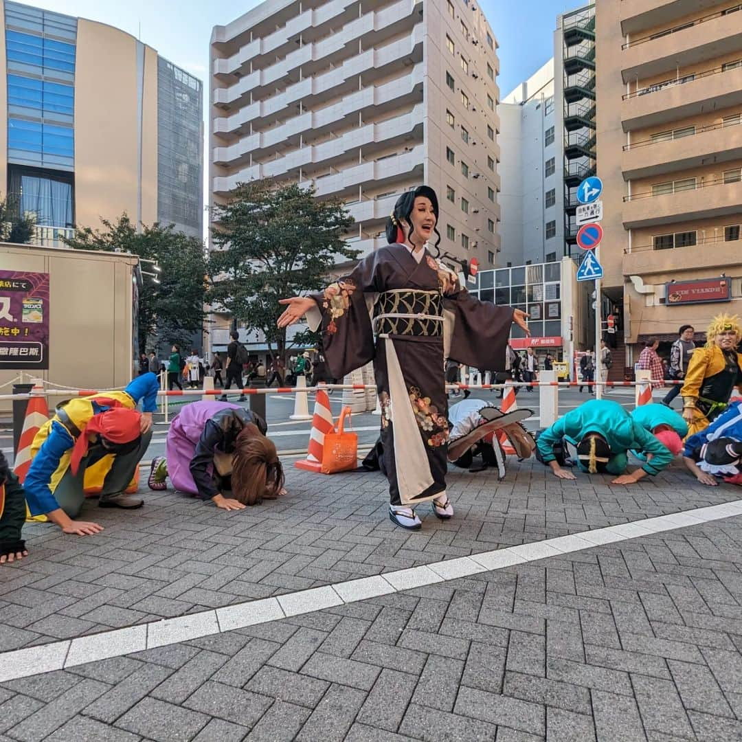 小林幸子さんのインスタグラム写真 - (小林幸子Instagram)「昨日は池袋ハロウィンコスプレフェス2023にアンバサダーとして、参加致しました‼️  今回私は✨鬼滅の刃　鬼舞辻無惨✨のコスプレをやりました‼️  かつらも着物も、今回のために作りました✨  どう？？似合ってますか？似てますか？  今回は10周年ということで、アンバサダーに就任し、セレモニーとパレード、そしてギャザリングにも参加しました😊  コスプレや仮装をしていると、地位や差別、年齢など、いろんなことが関係なく、みんなで楽しめます❤  高際区長、ドワンゴCCO横澤さん、サンシャインシティ合場社長、アニメイト専務丹羽さんなど偉い方々も仮装をすると、肩書がなくなります❤ 笑顔いっぱいのみんなて楽しむ、池袋ハロウィンコスプレフェス🎃　最高でした✨  みんなで、ゴミを拾ったり、ルールを守って楽しいハロウィン💕  これからもずっと続いて欲しいです！  来年はどんなコスプレしようかな😁😁😁 みんな、どんなのがいいと思う？？？  #sachikokobayashi  #小林幸子  #池袋ハロウィンコスプレフェス  #池ハロ  #アンバサダー  #コスプレ  #鬼滅の刃  #鬼舞辻無惨  #女無惨   #高際区長  @daisuke_yokosawa0812   着物👘 #きぬも  かつら🪭 #やまだかつら   ありがとうございました！」10月29日 14時45分 - kobayashi_sachiko_5884