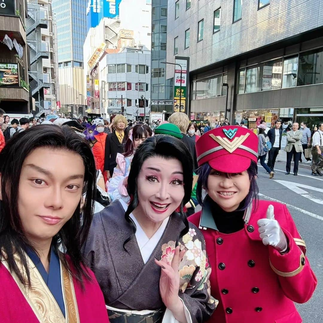 小林幸子さんのインスタグラム写真 - (小林幸子Instagram)「昨日は池袋ハロウィンコスプレフェス2023にアンバサダーとして、参加致しました‼️  今回私は✨鬼滅の刃　鬼舞辻無惨✨のコスプレをやりました‼️  かつらも着物も、今回のために作りました✨  どう？？似合ってますか？似てますか？  今回は10周年ということで、アンバサダーに就任し、セレモニーとパレード、そしてギャザリングにも参加しました😊  コスプレや仮装をしていると、地位や差別、年齢など、いろんなことが関係なく、みんなで楽しめます❤  高際区長、ドワンゴCCO横澤さん、サンシャインシティ合場社長、アニメイト専務丹羽さんなど偉い方々も仮装をすると、肩書がなくなります❤ 笑顔いっぱいのみんなて楽しむ、池袋ハロウィンコスプレフェス🎃　最高でした✨  みんなで、ゴミを拾ったり、ルールを守って楽しいハロウィン💕  これからもずっと続いて欲しいです！  来年はどんなコスプレしようかな😁😁😁 みんな、どんなのがいいと思う？？？  #sachikokobayashi  #小林幸子  #池袋ハロウィンコスプレフェス  #池ハロ  #アンバサダー  #コスプレ  #鬼滅の刃  #鬼舞辻無惨  #女無惨   #高際区長  @daisuke_yokosawa0812   着物👘 #きぬも  かつら🪭 #やまだかつら   ありがとうございました！」10月29日 14時45分 - kobayashi_sachiko_5884