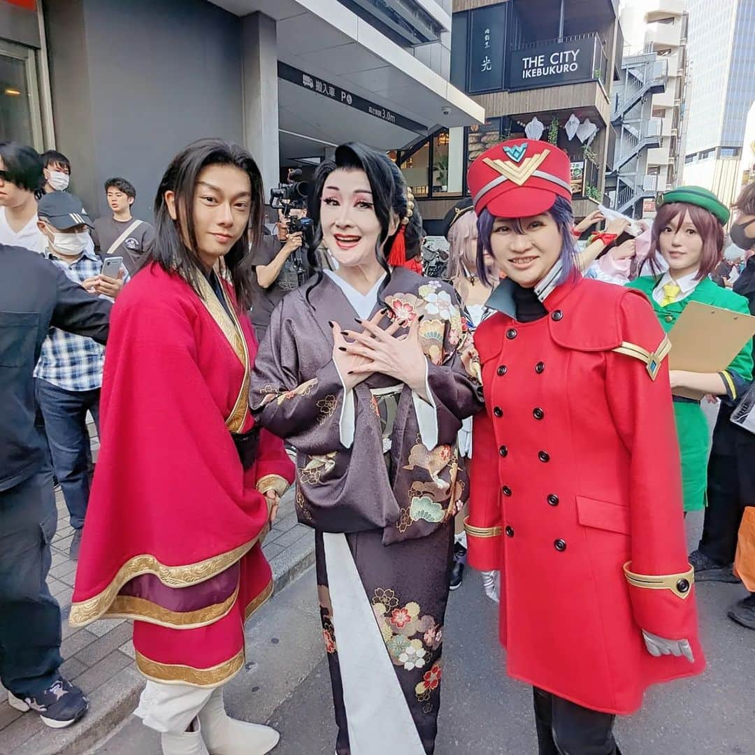 小林幸子さんのインスタグラム写真 - (小林幸子Instagram)「昨日は池袋ハロウィンコスプレフェス2023にアンバサダーとして、参加致しました‼️  今回私は✨鬼滅の刃　鬼舞辻無惨✨のコスプレをやりました‼️  かつらも着物も、今回のために作りました✨  どう？？似合ってますか？似てますか？  今回は10周年ということで、アンバサダーに就任し、セレモニーとパレード、そしてギャザリングにも参加しました😊  コスプレや仮装をしていると、地位や差別、年齢など、いろんなことが関係なく、みんなで楽しめます❤  高際区長、ドワンゴCCO横澤さん、サンシャインシティ合場社長、アニメイト専務丹羽さんなど偉い方々も仮装をすると、肩書がなくなります❤ 笑顔いっぱいのみんなて楽しむ、池袋ハロウィンコスプレフェス🎃　最高でした✨  みんなで、ゴミを拾ったり、ルールを守って楽しいハロウィン💕  これからもずっと続いて欲しいです！  来年はどんなコスプレしようかな😁😁😁 みんな、どんなのがいいと思う？？？  #sachikokobayashi  #小林幸子  #池袋ハロウィンコスプレフェス  #池ハロ  #アンバサダー  #コスプレ  #鬼滅の刃  #鬼舞辻無惨  #女無惨   #高際区長  @daisuke_yokosawa0812   着物👘 #きぬも  かつら🪭 #やまだかつら   ありがとうございました！」10月29日 14時45分 - kobayashi_sachiko_5884