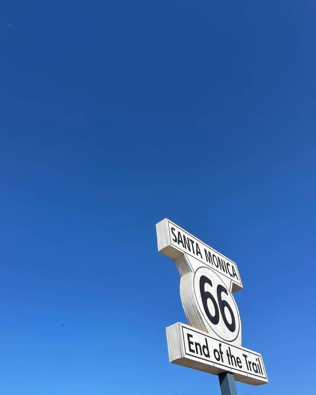 片山萌美のインスタグラム：「🩵💙  #route66 #santamonica #endofthetrail」
