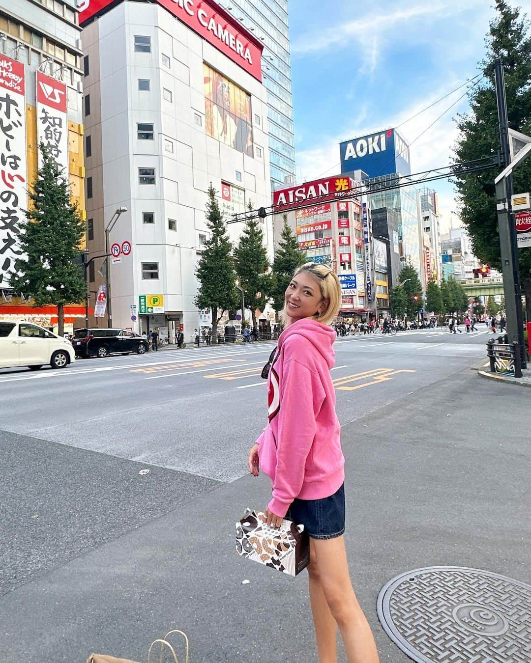 坂井雪乃さんのインスタグラム写真 - (坂井雪乃Instagram)「SHOPPING IN AKIHABARA💡🎮💻🎧🔩👾🍩  秋葉原に自作パソコン用の部品やゲームを買いに行ってきたよ😁✌️ 自作だと普通に買うより安いのに高スペックでデザインも好きなもので作れるしモニターも選び放題だし素晴らしい👏❤️‍🔥❤️‍🔥 可能性は無限大♾️✨✨ 新しいものをたくさん見れてわっくわく💘  ランチは初めてのCocos🍽️🥗🍖 スープが美味しかったしドリンクバーも楽しかった🥤✨✨  安定のミスドも買ってご機嫌の一日でした🍩💓  #秋葉原 #電気街 #アキバ #秋葉原グルメ #秋葉原カフェ #オタ活」10月29日 14時56分 - yukino_sakai