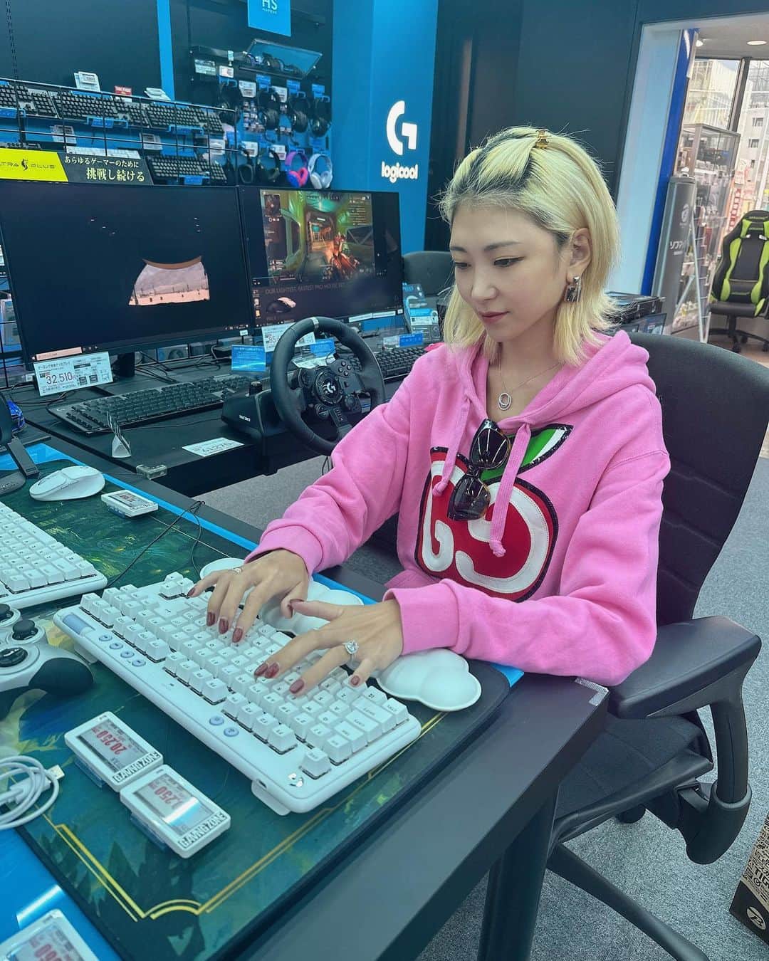 坂井雪乃さんのインスタグラム写真 - (坂井雪乃Instagram)「SHOPPING IN AKIHABARA💡🎮💻🎧🔩👾🍩  秋葉原に自作パソコン用の部品やゲームを買いに行ってきたよ😁✌️ 自作だと普通に買うより安いのに高スペックでデザインも好きなもので作れるしモニターも選び放題だし素晴らしい👏❤️‍🔥❤️‍🔥 可能性は無限大♾️✨✨ 新しいものをたくさん見れてわっくわく💘  ランチは初めてのCocos🍽️🥗🍖 スープが美味しかったしドリンクバーも楽しかった🥤✨✨  安定のミスドも買ってご機嫌の一日でした🍩💓  #秋葉原 #電気街 #アキバ #秋葉原グルメ #秋葉原カフェ #オタ活」10月29日 14時56分 - yukino_sakai