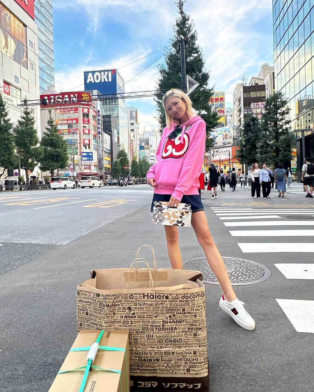 坂井雪乃のインスタグラム：「SHOPPING IN AKIHABARA💡🎮💻🎧🔩👾🍩  秋葉原に自作パソコン用の部品やゲームを買いに行ってきたよ😁✌️ 自作だと普通に買うより安いのに高スペックでデザインも好きなもので作れるしモニターも選び放題だし素晴らしい👏❤️‍🔥❤️‍🔥 可能性は無限大♾️✨✨ 新しいものをたくさん見れてわっくわく💘  ランチは初めてのCocos🍽️🥗🍖 スープが美味しかったしドリンクバーも楽しかった🥤✨✨  安定のミスドも買ってご機嫌の一日でした🍩💓  #秋葉原 #電気街 #アキバ #秋葉原グルメ #秋葉原カフェ #オタ活」