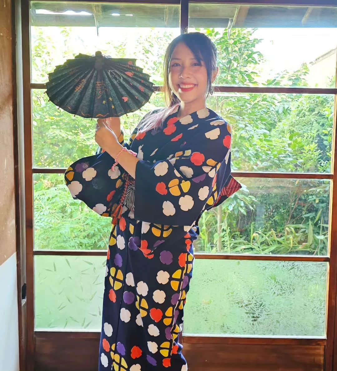 ビーム先生さんのインスタグラム写真 - (ビーム先生Instagram)「ลองใช้ชีวิตแบบสาวญี่ปุ่นโบราณหนึ่งวันกันดูมั้ย 🥰 昔の日本人の女性になってみました～（岐阜県岐阜市川原町）🇯🇵 傘に絵付けして、オリジナルの和傘を作りました☂ จ.กิฟุ นอกจากทาคาย่ามะที่ทุกคนคุ้นเลยแล้ว ยังมีย่านเมืองเก่าสวย ๆ เดินสบาย ๆ อีก ชื่อว่าคาวาระมะจิ  สามารถจองเช่าชุดกิโมโน ยูกาตะใส่ได้ที่ห้างสรรพสินค้านาการะคาวะ เป็นห้างที่แบบหน้าตาไม่ใช่ห้างที่เราคุ้นเคย เหมือนย้อนไปสมัยเอโดะเลยค่ะ ข้างในมีของพื้นเมืองขาย ส่วนชั้นสองเป็นร้านเช่าชุด  https://nagaragawa.org/en/highlights01/machiaruki01  ที่ร้านแถมร่มมาให้ถือระหว่างเดินเล่นด้วย ดีมาก ขอบคุณค่ะ 555   ไปทำกิจกรรมเพ้นต์ร่มกระดาษญี่ปุ่นออริจินอลของตัวเองได้ด้วย ที่ร้าน CASA มีให้ทำหลายอย่างเลย เพ้นต์โคมญี่ปุ่นก็มี  https://www.teshigoto.casa/pages/2468694/blog  เมืองนี้เขาดังเรื่องการใช้นกกาน้ำจับปลาด้วยนะ มาดูกันได้ นี่ยังอยากดูสักครั้งแต่ยังไม่มีโอกาสเลย  อยู่ติดท่าน้ำเลย นั่งเล่นบรรยากาศชิลเวอร์   📍วิธีเดินทาง นั่งรถไฟ Meitetsu จาก สถานี Meitetsu Nagoya มาลงที่ สถานี Meitetsu Gifu  จากนั้นต่อรถเมล์  #ญี่ปุ่นกับบีม #gifu #กิฟุ #meitetsu #長良川デパート #和傘CASA #長良川てしごと町家CASA #岐阜和傘」10月29日 15時09分 - beamsensei