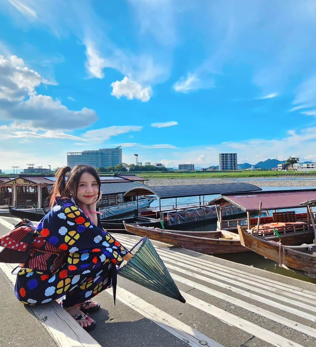 ビーム先生さんのインスタグラム写真 - (ビーム先生Instagram)「ลองใช้ชีวิตแบบสาวญี่ปุ่นโบราณหนึ่งวันกันดูมั้ย 🥰 昔の日本人の女性になってみました～（岐阜県岐阜市川原町）🇯🇵 傘に絵付けして、オリジナルの和傘を作りました☂ จ.กิฟุ นอกจากทาคาย่ามะที่ทุกคนคุ้นเลยแล้ว ยังมีย่านเมืองเก่าสวย ๆ เดินสบาย ๆ อีก ชื่อว่าคาวาระมะจิ  สามารถจองเช่าชุดกิโมโน ยูกาตะใส่ได้ที่ห้างสรรพสินค้านาการะคาวะ เป็นห้างที่แบบหน้าตาไม่ใช่ห้างที่เราคุ้นเคย เหมือนย้อนไปสมัยเอโดะเลยค่ะ ข้างในมีของพื้นเมืองขาย ส่วนชั้นสองเป็นร้านเช่าชุด  https://nagaragawa.org/en/highlights01/machiaruki01  ที่ร้านแถมร่มมาให้ถือระหว่างเดินเล่นด้วย ดีมาก ขอบคุณค่ะ 555   ไปทำกิจกรรมเพ้นต์ร่มกระดาษญี่ปุ่นออริจินอลของตัวเองได้ด้วย ที่ร้าน CASA มีให้ทำหลายอย่างเลย เพ้นต์โคมญี่ปุ่นก็มี  https://www.teshigoto.casa/pages/2468694/blog  เมืองนี้เขาดังเรื่องการใช้นกกาน้ำจับปลาด้วยนะ มาดูกันได้ นี่ยังอยากดูสักครั้งแต่ยังไม่มีโอกาสเลย  อยู่ติดท่าน้ำเลย นั่งเล่นบรรยากาศชิลเวอร์   📍วิธีเดินทาง นั่งรถไฟ Meitetsu จาก สถานี Meitetsu Nagoya มาลงที่ สถานี Meitetsu Gifu  จากนั้นต่อรถเมล์  #ญี่ปุ่นกับบีม #gifu #กิฟุ #meitetsu #長良川デパート #和傘CASA #長良川てしごと町家CASA #岐阜和傘」10月29日 15時09分 - beamsensei
