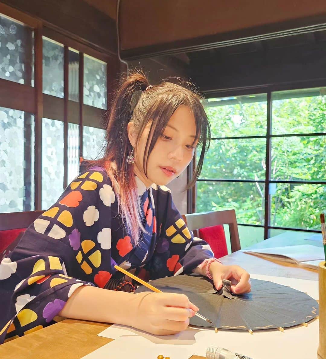 ビーム先生さんのインスタグラム写真 - (ビーム先生Instagram)「ลองใช้ชีวิตแบบสาวญี่ปุ่นโบราณหนึ่งวันกันดูมั้ย 🥰 昔の日本人の女性になってみました～（岐阜県岐阜市川原町）🇯🇵 傘に絵付けして、オリジナルの和傘を作りました☂ จ.กิฟุ นอกจากทาคาย่ามะที่ทุกคนคุ้นเลยแล้ว ยังมีย่านเมืองเก่าสวย ๆ เดินสบาย ๆ อีก ชื่อว่าคาวาระมะจิ  สามารถจองเช่าชุดกิโมโน ยูกาตะใส่ได้ที่ห้างสรรพสินค้านาการะคาวะ เป็นห้างที่แบบหน้าตาไม่ใช่ห้างที่เราคุ้นเคย เหมือนย้อนไปสมัยเอโดะเลยค่ะ ข้างในมีของพื้นเมืองขาย ส่วนชั้นสองเป็นร้านเช่าชุด  https://nagaragawa.org/en/highlights01/machiaruki01  ที่ร้านแถมร่มมาให้ถือระหว่างเดินเล่นด้วย ดีมาก ขอบคุณค่ะ 555   ไปทำกิจกรรมเพ้นต์ร่มกระดาษญี่ปุ่นออริจินอลของตัวเองได้ด้วย ที่ร้าน CASA มีให้ทำหลายอย่างเลย เพ้นต์โคมญี่ปุ่นก็มี  https://www.teshigoto.casa/pages/2468694/blog  เมืองนี้เขาดังเรื่องการใช้นกกาน้ำจับปลาด้วยนะ มาดูกันได้ นี่ยังอยากดูสักครั้งแต่ยังไม่มีโอกาสเลย  อยู่ติดท่าน้ำเลย นั่งเล่นบรรยากาศชิลเวอร์   📍วิธีเดินทาง นั่งรถไฟ Meitetsu จาก สถานี Meitetsu Nagoya มาลงที่ สถานี Meitetsu Gifu  จากนั้นต่อรถเมล์  #ญี่ปุ่นกับบีม #gifu #กิฟุ #meitetsu #長良川デパート #和傘CASA #長良川てしごと町家CASA #岐阜和傘」10月29日 15時09分 - beamsensei