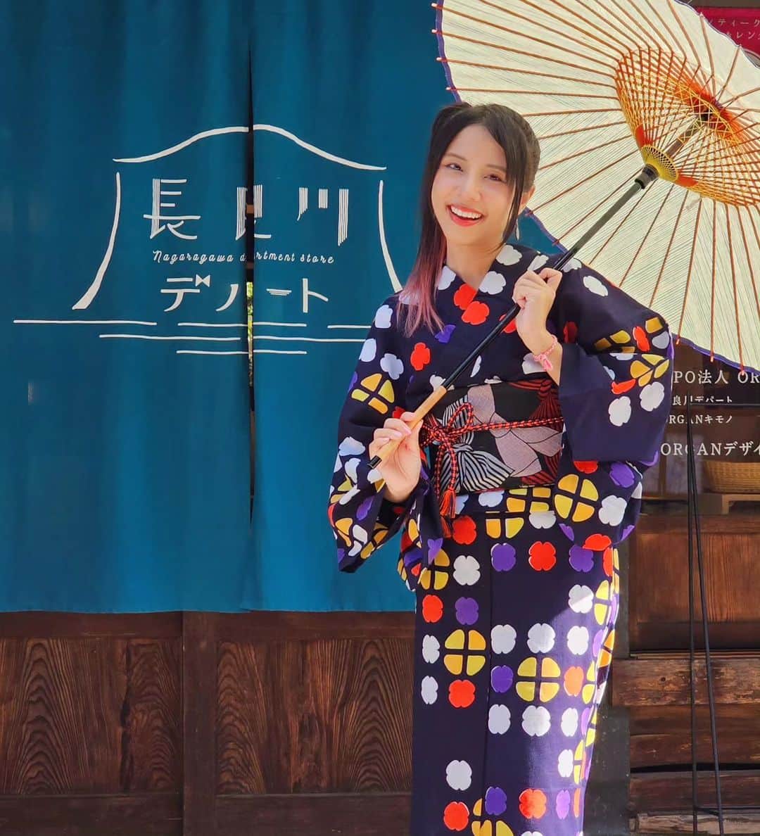 ビーム先生さんのインスタグラム写真 - (ビーム先生Instagram)「ลองใช้ชีวิตแบบสาวญี่ปุ่นโบราณหนึ่งวันกันดูมั้ย 🥰 昔の日本人の女性になってみました～（岐阜県岐阜市川原町）🇯🇵 傘に絵付けして、オリジナルの和傘を作りました☂ จ.กิฟุ นอกจากทาคาย่ามะที่ทุกคนคุ้นเลยแล้ว ยังมีย่านเมืองเก่าสวย ๆ เดินสบาย ๆ อีก ชื่อว่าคาวาระมะจิ  สามารถจองเช่าชุดกิโมโน ยูกาตะใส่ได้ที่ห้างสรรพสินค้านาการะคาวะ เป็นห้างที่แบบหน้าตาไม่ใช่ห้างที่เราคุ้นเคย เหมือนย้อนไปสมัยเอโดะเลยค่ะ ข้างในมีของพื้นเมืองขาย ส่วนชั้นสองเป็นร้านเช่าชุด  https://nagaragawa.org/en/highlights01/machiaruki01  ที่ร้านแถมร่มมาให้ถือระหว่างเดินเล่นด้วย ดีมาก ขอบคุณค่ะ 555   ไปทำกิจกรรมเพ้นต์ร่มกระดาษญี่ปุ่นออริจินอลของตัวเองได้ด้วย ที่ร้าน CASA มีให้ทำหลายอย่างเลย เพ้นต์โคมญี่ปุ่นก็มี  https://www.teshigoto.casa/pages/2468694/blog  เมืองนี้เขาดังเรื่องการใช้นกกาน้ำจับปลาด้วยนะ มาดูกันได้ นี่ยังอยากดูสักครั้งแต่ยังไม่มีโอกาสเลย  อยู่ติดท่าน้ำเลย นั่งเล่นบรรยากาศชิลเวอร์   📍วิธีเดินทาง นั่งรถไฟ Meitetsu จาก สถานี Meitetsu Nagoya มาลงที่ สถานี Meitetsu Gifu  จากนั้นต่อรถเมล์  #ญี่ปุ่นกับบีม #gifu #กิฟุ #meitetsu #長良川デパート #和傘CASA #長良川てしごと町家CASA #岐阜和傘」10月29日 15時09分 - beamsensei