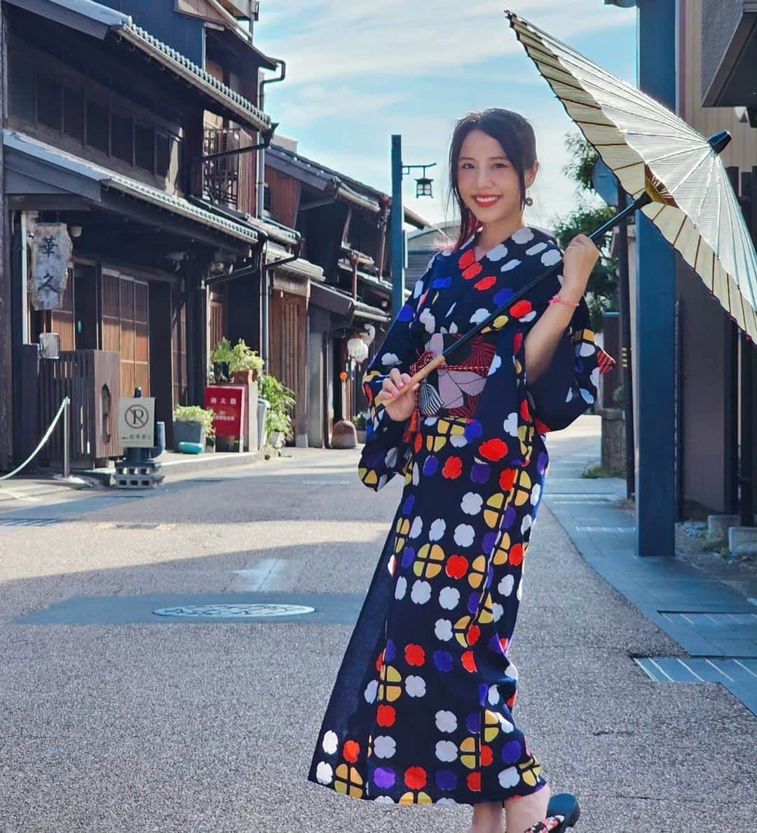 のインスタグラム：「ลองใช้ชีวิตแบบสาวญี่ปุ่นโบราณหนึ่งวันกันดูมั้ย 🥰 昔の日本人の女性になってみました～（岐阜県岐阜市川原町）🇯🇵 傘に絵付けして、オリジナルの和傘を作りました☂ จ.กิฟุ นอกจากทาคาย่ามะที่ทุกคนคุ้นเลยแล้ว ยังมีย่านเมืองเก่าสวย ๆ เดินสบาย ๆ อีก ชื่อว่าคาวาระมะจิ  สามารถจองเช่าชุดกิโมโน ยูกาตะใส่ได้ที่ห้างสรรพสินค้านาการะคาวะ เป็นห้างที่แบบหน้าตาไม่ใช่ห้างที่เราคุ้นเคย เหมือนย้อนไปสมัยเอโดะเลยค่ะ ข้างในมีของพื้นเมืองขาย ส่วนชั้นสองเป็นร้านเช่าชุด  https://nagaragawa.org/en/highlights01/machiaruki01  ที่ร้านแถมร่มมาให้ถือระหว่างเดินเล่นด้วย ดีมาก ขอบคุณค่ะ 555   ไปทำกิจกรรมเพ้นต์ร่มกระดาษญี่ปุ่นออริจินอลของตัวเองได้ด้วย ที่ร้าน CASA มีให้ทำหลายอย่างเลย เพ้นต์โคมญี่ปุ่นก็มี  https://www.teshigoto.casa/pages/2468694/blog  เมืองนี้เขาดังเรื่องการใช้นกกาน้ำจับปลาด้วยนะ มาดูกันได้ นี่ยังอยากดูสักครั้งแต่ยังไม่มีโอกาสเลย  อยู่ติดท่าน้ำเลย นั่งเล่นบรรยากาศชิลเวอร์   📍วิธีเดินทาง นั่งรถไฟ Meitetsu จาก สถานี Meitetsu Nagoya มาลงที่ สถานี Meitetsu Gifu  จากนั้นต่อรถเมล์  #ญี่ปุ่นกับบีม #gifu #กิฟุ #meitetsu #長良川デパート #和傘CASA #長良川てしごと町家CASA #岐阜和傘」