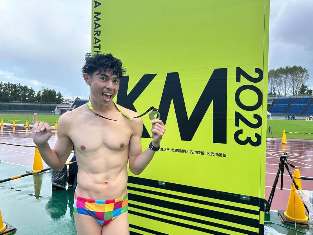 小島よしおのインスタグラム：「なんとか完走ピーヤ。 会場の熱気でやっぱり脱いじゃいました。  雨の予想でしたがとっても良い天気に恵まれて 沿道の応援も復活したということで切れ目なくたくさんの熱い応援おっぱっぴーを頂き楽しい42.195kmになりました。 ぶっちゃけ30km超えたら結構体にきましたが 今年の金沢マラソンのテーマの move forward  つまり前へ前へ前へ（笑） で乗り切れました。　  途中の少年野球の子たちの声、笛太鼓や踊りに励まされて フィニッシュ！　  ありがとうございました！  お酒とお寿司ーーー🍣」