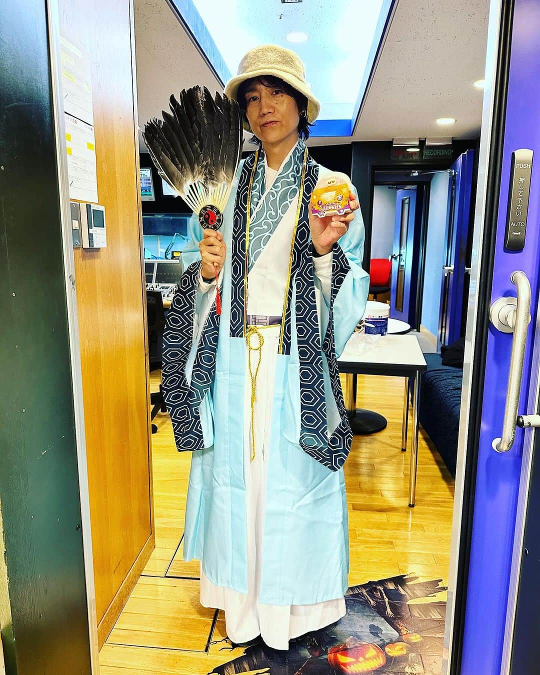 落合健太郎さんのインスタグラム写真 - (落合健太郎Instagram)「今年スタッフさんが用意してくださったのは「パリピ孔明」 しかし、帽子が届かないという、、、 自前のバケハ被ってます。 #halloween  そして、ミスドのハロウィンドーナツ。 可愛い。」10月29日 15時08分 - dj_ochiken1117