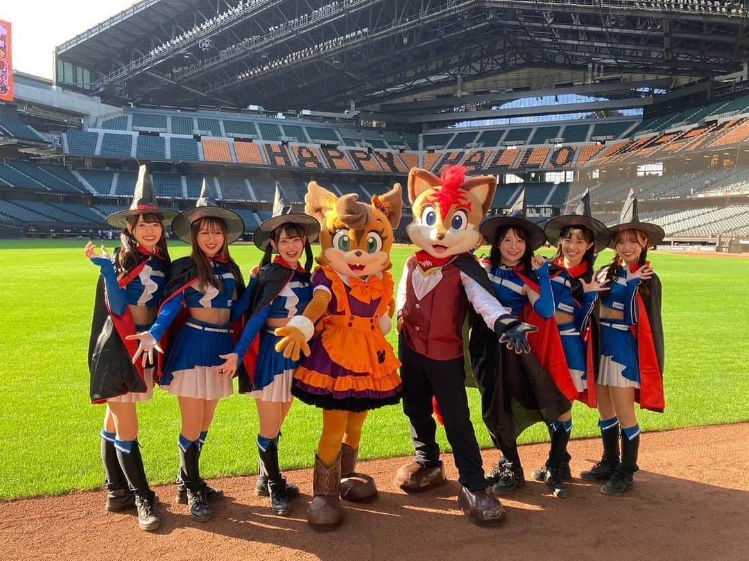 北海道日本ハムファイターズ フレップさんのインスタグラム写真 - (北海道日本ハムファイターズ フレップInstagram)「． 【F VILLAGE Happy Halloween】  ハッピーハロウィン🎃👻✨✨  沢山のご来場ありがとうございました！  #Fビレッジ #ハロウィンスペシャルステージ  #北海道日本ハムファイターズ　 #lovefighters  #新時代　#FANSAREOURTREASURE  #フレップ #ポリー」10月29日 15時08分 - frep_the_fox