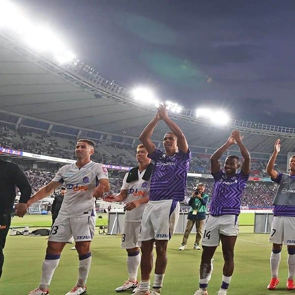 サンフレッチェ広島のインスタグラム：「. 🟣 𝐒𝐌𝐈𝐋𝐄 𝐏𝐇𝐎𝐓𝐎🟣  #sanfrecce | #ぶちあつ! | #jleague | #Jリーグ | #FC東京広島」