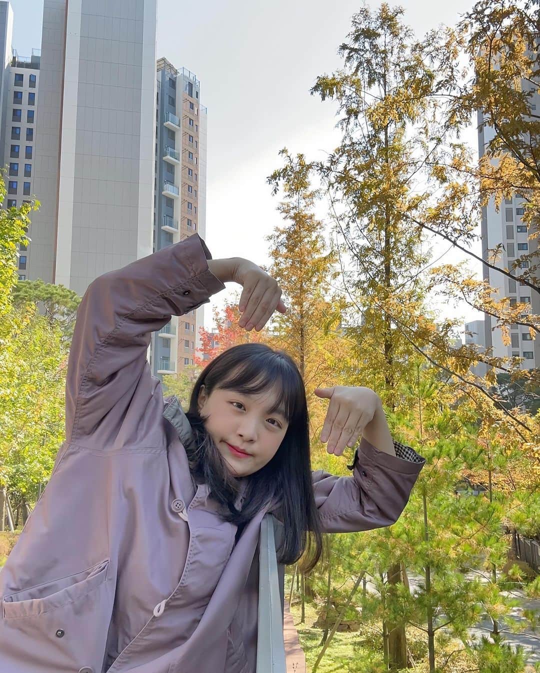 などちゃん（이선형／イソンヒョン）のインスタグラム：「혼자 먹방 재료 사러 나왔는데 날씨가 너~~~무 좋아서 혼자라도 사진찍기🌿 원래 맨날 도님이랑 손잡고 사냥 다녔었는데 요즘 혼자 다니니까 너무 어색해요..🥲💦 얼른 이진이 100일 지나서 많이 데리고 놀러 다니고 싶다💚 하지만 그때되면 겨울이라 한동안 실내만 다녀야겠죠?😂  100일 전에 풀빌라 같은 곳 데리고 놀러가는거는 어떠려나요🤔 좀 그릉가🤪 아~~~~ 날 좋으니까 도님이랑 진이랑 셋이 나오고시퍼~~~~~~🩵」