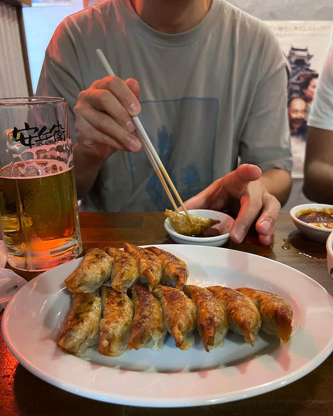 KOZLIFEさんのインスタグラム写真 - (KOZLIFEInstagram)「香川から高知に移動しました。うどんを食べ過ぎましたが、美味しい経験をしました。次は高知の餃子、いまどき安兵衛に行きました！外はカリッとしていて、中はジューシー！皮の食感が最高でした♪ 食べたのは餃子だけ🥟 #餃子#高知#いまどき安兵衛 #安兵衛の餃子 #gyoza #imadokiyasube #kochi #stiikの旅 #stiik @stiik_project」10月29日 15時12分 - kozlife_tokyo