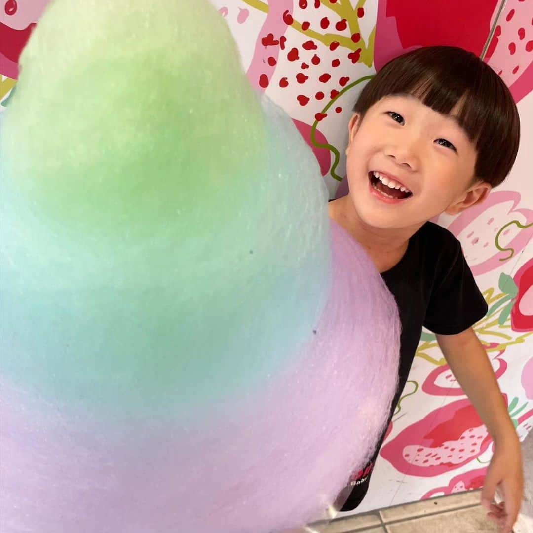 TOTTI CANDY FACTORYのインスタグラム：「💛🍭 Thanks for coming! ご来店ありがとうございます！  Posted @hidaka.tamu2  #repost #totticandy #totticandyfactory #rainbowcottoncandy #tokyo #harajuku #instagood #トッティキャンディ #トッティキャンディファクトリー」