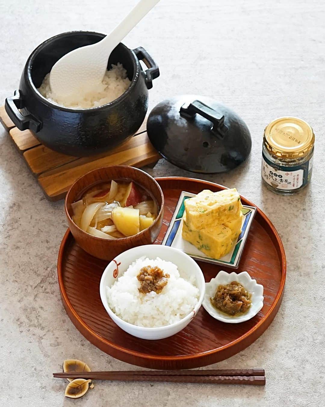 hirokoのインスタグラム：「🌱2023.10.29（日）☀️ ✽.｡.:*・ﾟ #いつもの朝ごはん ⁡ 日曜日の朝 のんびり和で朝ごはん ⁡ menu📝 ▪︎ ごはん（新米いちほまれ） ▪︎ さつま芋と玉ねぎの味噌汁 ▪︎ ごはんのお供（かける真鱈と帆立の香草焼き） ▪︎ ねぎ入りたまご焼き ⁡ ⁡ @akomeya_tokyo #アコメヤ さんの 2023年の新米「あきたこまち」「いちほまれ」 そしてごはんのお供 「かける真鱈と帆立の香草焼き」 ⁡ 今日のお米は🌾は「いちほまれ」 やっぱり新米美味しいな〜 ツヤツヤの炊きたてごはんがあれば もぉ〜おかず要らないよね 朝からごはん2膳食べちゃった💦 ⁡ ごはんのお供「かける真鱈と帆立の香草焼き」は タイムやローズマリーのハーブが香る 和洋どちらにも合うお供です パンにのせたりパスタにも合うと思う... ⁡ ⁡ 2年前に次男から誕生日プレゼントに貰った AKOMEYA TOKYOさんオリジナルの 『 #おひつ炊飯鍋 』1合炊き（おひとり様用） 今回は新米2合だったので別鍋で炊きました これ「おひつ炊飯鍋」名前の通り 「おひつ」としても使えるの 電子レンジOKだから冷めたらそのまま 電子レンジで温められる便利！ ⁡ ⁡ アコメヤさんでは 10月13日〜11月16日まで新米祭り開催中 全国から美味しいお米が20種類以上 毎年厳選した銘柄のお米をセレクト ごはんのお供もたくさん揃ってます チェックしてみてね🤗 ⁡ ⁡ ⁡ ⁡ .........The end 🍚🥢 #PR #akomeya #akomeyatokyo #アコメヤのおいしい輪 #新米祭2023 #hiroponの朝ごはん #朝ごはん #朝時間 #朝食 #和食ごはん #おうちごはん #おうちごはん通信 #おうちごはんLover #おうち時間  #フーディーテーブル #マカロニメイト #デリミア #バランスの良い食事 #和食 #和食ごはん #snapdish #locari_kitche #macaroni #lin_stagrammer ・」