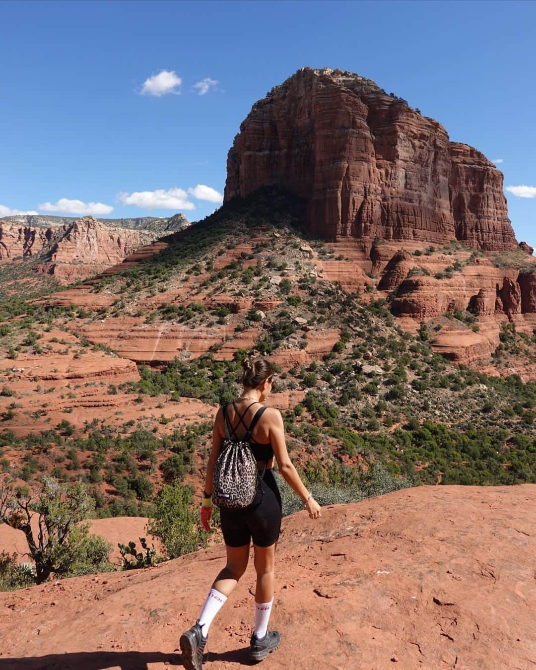 小竹麻美さんのインスタグラム写真 - (小竹麻美Instagram)「day01 bellrock voltex 🚗 Monument Valley  4大ボルテックスのひとつ #ベルロック  朝が極寒だったから寒いかと思ったらすぐ暑くなった！ ゆっくり登って1時間半くらい。 たまに足場悪いけどそんなに疲れないで登れる 気持ちいいコース🔔  そして #モニュメントバレー まで4時間ドライブ🚗 途中時差で1時間増えて、サンセットギリギリだった🥺  #bellrockvoltex #monumentvalley #sedona #セドナ」10月29日 21時40分 - asamikotake