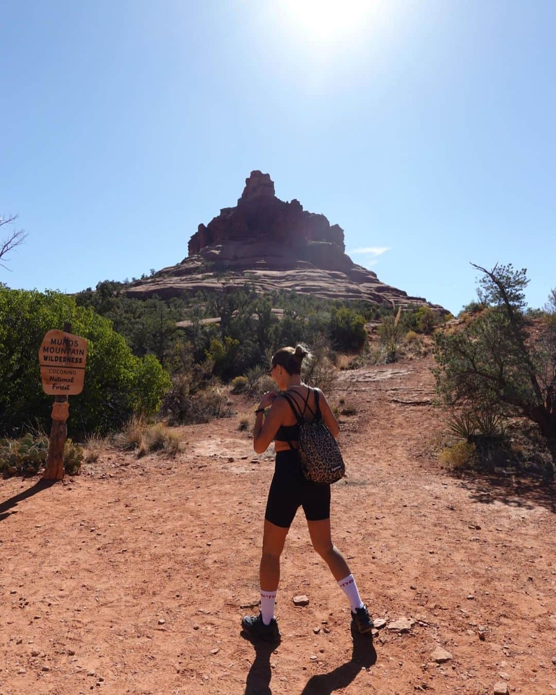 小竹麻美さんのインスタグラム写真 - (小竹麻美Instagram)「day01 bellrock voltex 🚗 Monument Valley  4大ボルテックスのひとつ #ベルロック  朝が極寒だったから寒いかと思ったらすぐ暑くなった！ ゆっくり登って1時間半くらい。 たまに足場悪いけどそんなに疲れないで登れる 気持ちいいコース🔔  そして #モニュメントバレー まで4時間ドライブ🚗 途中時差で1時間増えて、サンセットギリギリだった🥺  #bellrockvoltex #monumentvalley #sedona #セドナ」10月29日 21時40分 - asamikotake