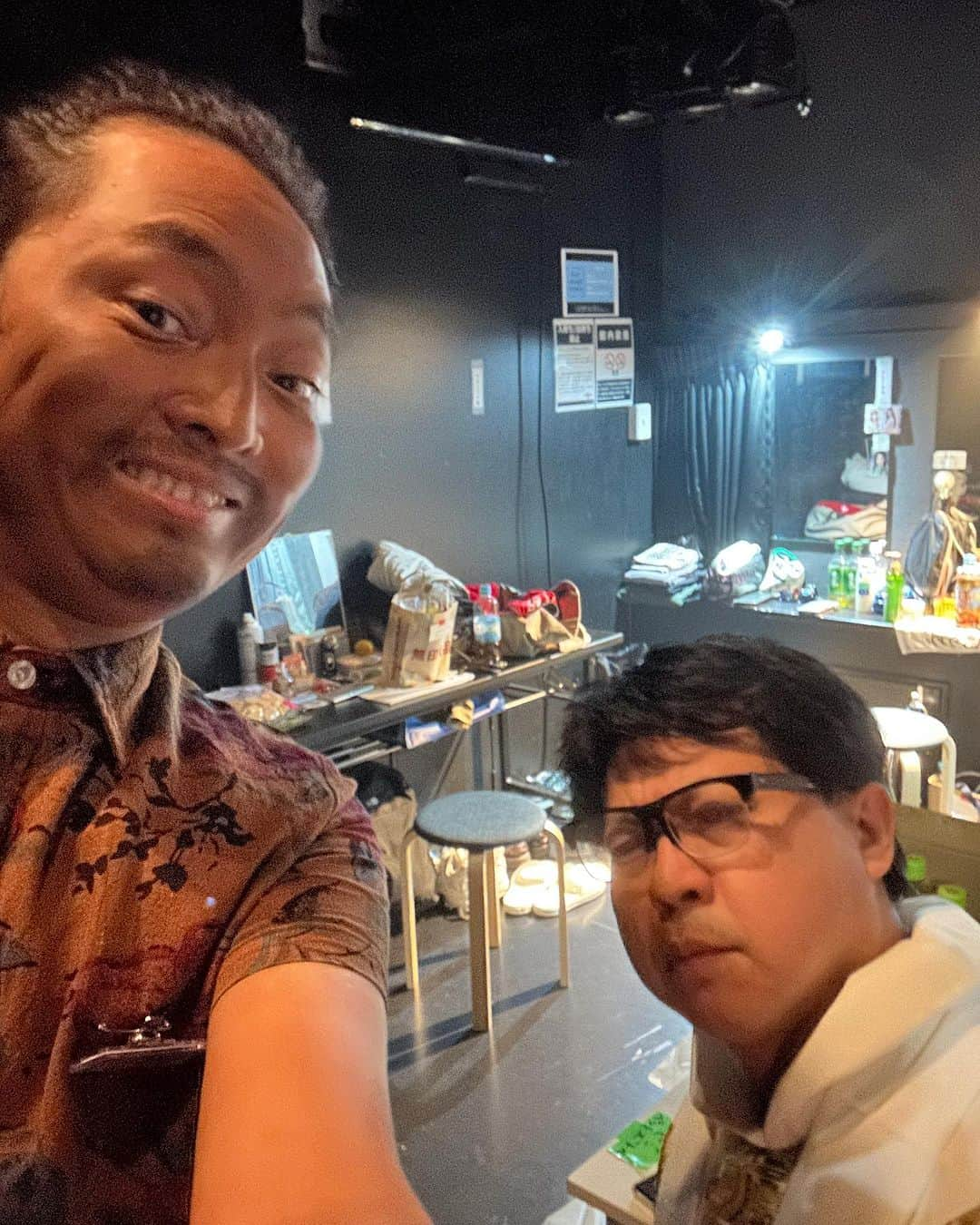 小澤慎一朗さんのインスタグラム写真 - (小澤慎一朗Instagram)「舞台「スラマッ！」全公演終わりました！  ありがとうございました！！  今回は外国人の役でして、楽しく自由にやらせていただきました！  他のキャストの皆様にはご迷惑をおかけしたかと思いますが、後輩パワーで甘えさせて頂きました！  写真は終演後のチェキ会でお呼ばれされず1人ぼっちだった楽屋で撮った自撮りです。  徐々にチェキも頼まれたので日に日に表情も柔らかくなってますね！  またお願い致します！  #wataroom  #スラマッ！」10月29日 15時25分 - piszawa