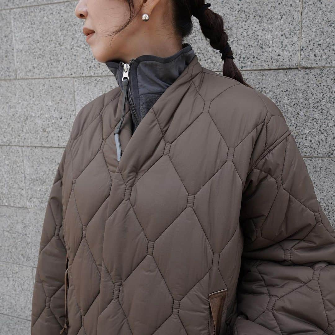 MāWさんのインスタグラム写真 - (MāWInstagram)「. [PHEENY × PRODUCT TWELVE] Nylon rip quilting coat.  PHEENYとPRODUCT TWELVEのコラボレーションアイテム。  表地 & 裏地はリップストップ裏面コーティングを使用。  薄地ながら膨らみ感のある軽量ナイロンリップストップ。  裏面には、透湿性に優れた小松マテーレの微多孔湿式 PU コーティング加工「Silent Coating(サイレント コーティング)」を施してあり、衣料内環境を快適に保つ。   また、小松マテーレの撥水ブランド「ダントツ撥水」と 同処方で加工を施しており、繰り返し洗濯をしても 撥水性を損なわない。中綿はプリマロフトを使用。  袖下部分のマチや大きくとった肘部分のカーブ、 タックにより快適な動きをサポート。  脇下部分の中綿を抜き、ベンチレーションを配置すること で、着心地がよく、湿気による不快感を軽減。  前身裁ち出しの衿をつけることにより、ミニマルで 安定感と軽やかな着心地を実現しています。  -  #mawsapporo #MāW #insonlinestore #pheeny #producttwelve #sapporo #hokkaido #23aw」10月29日 15時35分 - maw_sapporo