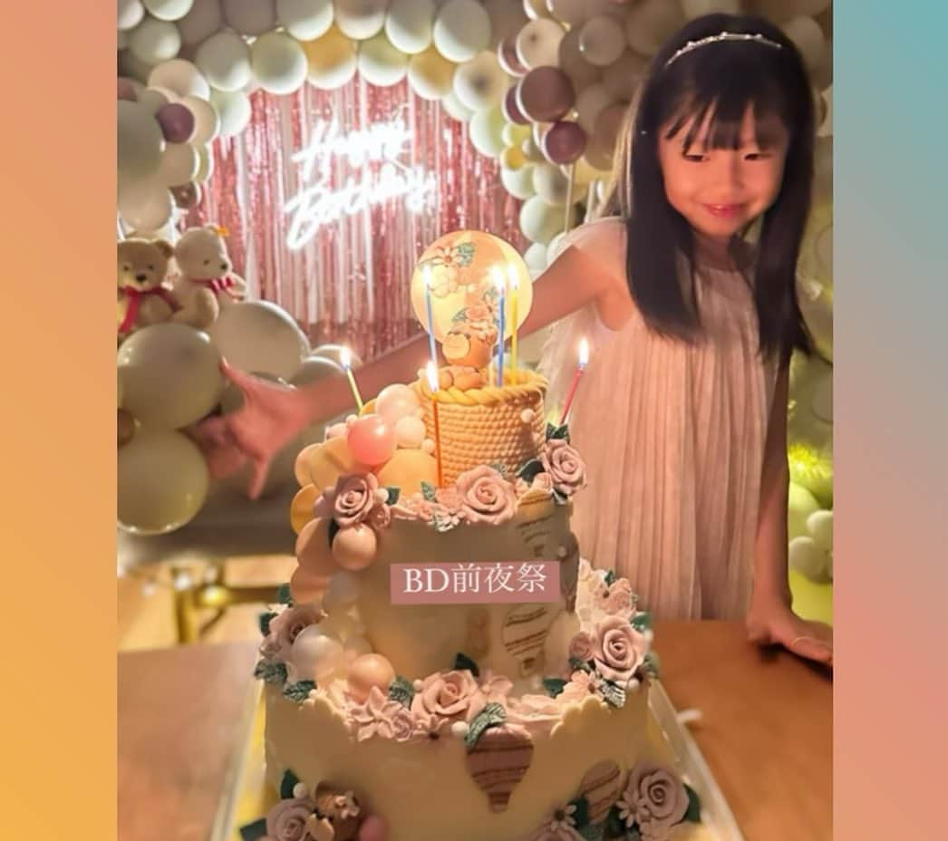 MIRIさんのインスタグラム写真 - (MIRIInstagram)「お誕生日前夜祭🎂  当日はお友達とテンション上がってツーショット撮ってくれないはずと思い前夜祭でツーショット確保しました🧸🧸💕  前祝いは家族で大好き富麗華行って ５日前に海外で祝う予定がトラブル発生 急遽飾り付けたteddyバルーン🎈🧸とteddyケーキ🎂で わきゃわきゃしました🎀 途中からコスプレパーティーになり、あれよあれよと 我が家はランウェイ会場になり、部屋の中に服やカツラが散乱しました👸 そして最後には水色の天使のオンステージを強制的に見せられました👼 おチビさんにご満足いただけて何より👸  少しずつお姉さんになっていくおチビさん でも、ベースはおチビの頃から変わらないわね おかげさまでいつも楽しく過ごせてる😂  当日のも続きますん🤲  #birthday #ハッピーバースデー #お誕生日 #前夜祭 #前祝い  #娘 #おチビさん #ママ  #8歳 #女の子  #teddy #teddyballoon #teddybear  #バルーン #ケーキ  #teddycake #バースデーケーキ」10月29日 15時35分 - miri.o3