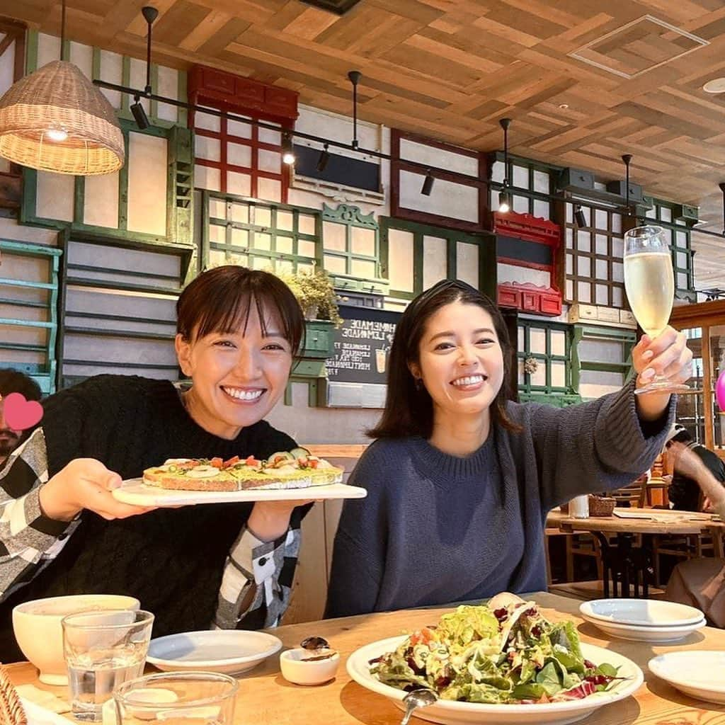 神田愛花さんのインスタグラム写真 - (神田愛花Instagram)「数ヶ月に１度開催される、 恒例の浅尾美和 ちゃんとの朝活☀️☕️🥂 今回は六本木ミッドタウンにあるお店を 予約してくれました🥐💕 沢山食べて、沢山喋って😆 楽しかったぞー✨✨✨ 食べ物を前にしてワクワクしている浅尾さん😂 大きなカプチーノを飲む浅尾さん😂 こう見えて彼女、この前にお仕事があり、 楽屋のお弁当を食べてからココに来ています🍱 凄い食べるー😍😍😍  #NYC #ニューヨーク #Barbie #バービー #pink #ピンク #浅尾美和 ちゃん #恒例の朝活 #神田愛花」10月29日 15時28分 - aikakanda